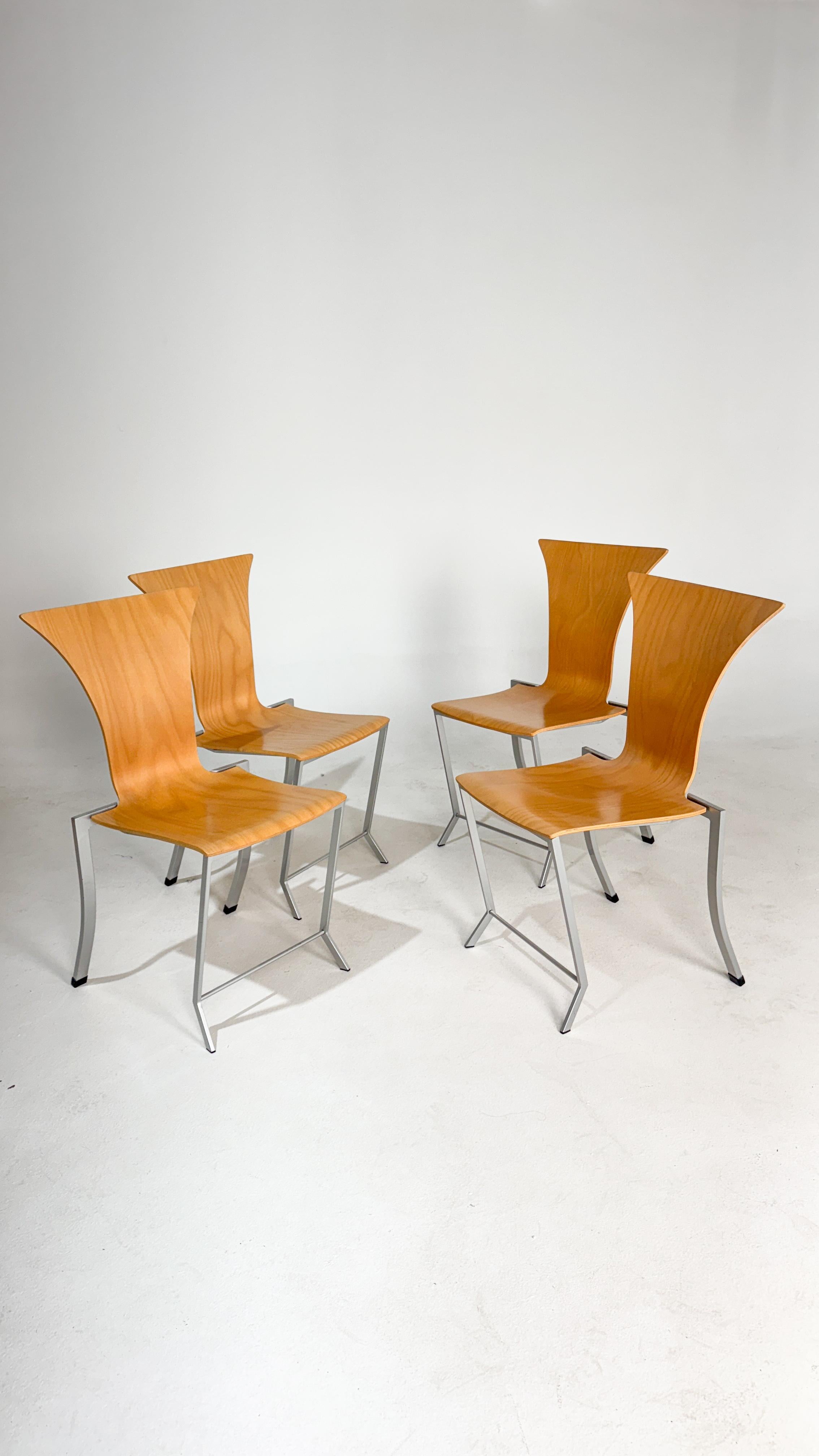 Ensemble de 4 chaises de salle à manger en bois et métal KFF, Allemagne, années 1990

Un ensemble impressionnant de quatre chaises de salle à manger conçues par KFF dans les années 1990. Ces chaises sculpturales sont dotées d'une assise en bois