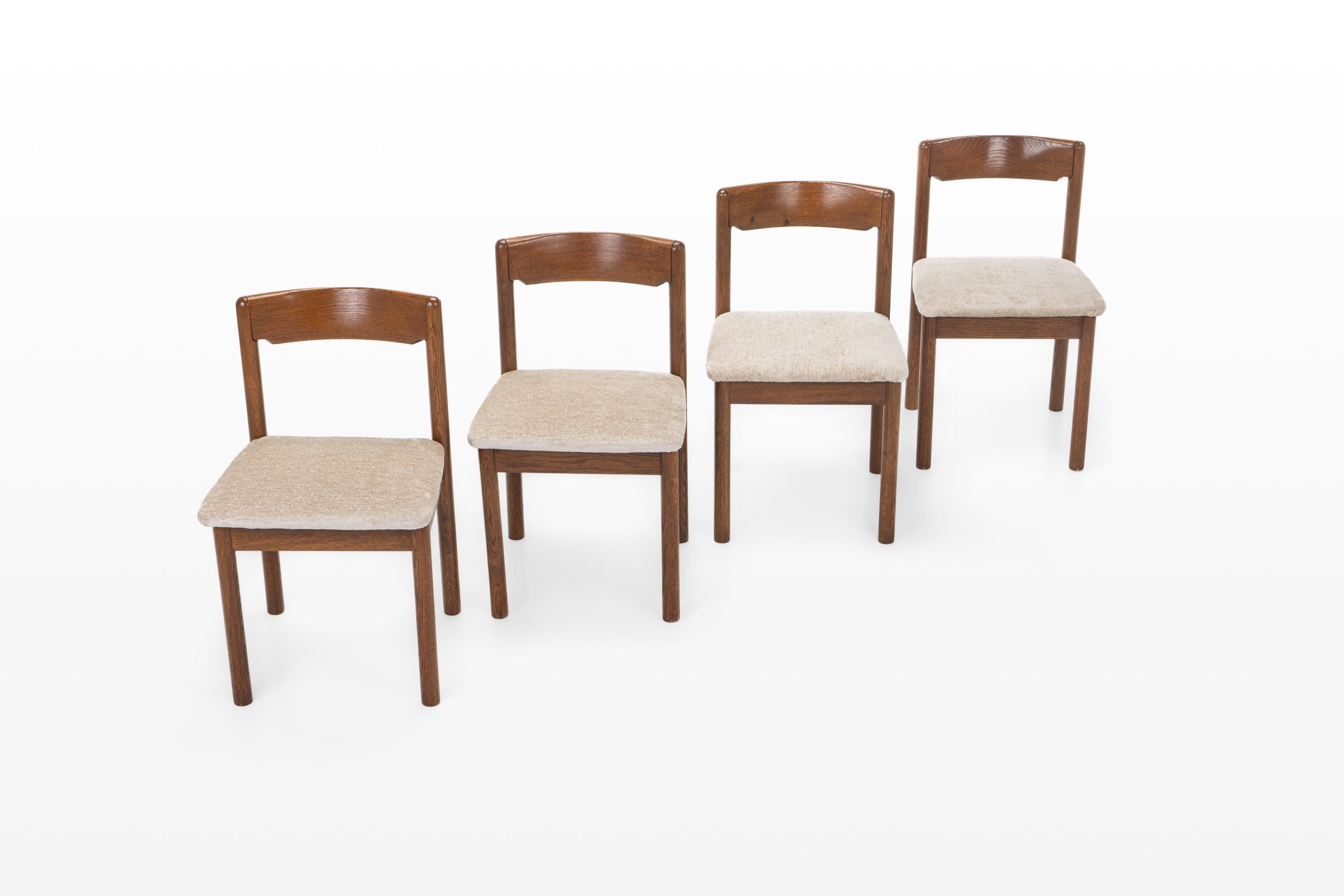 Set di quattro sedie da pranzo vintage prodotte in Danimarca negli anni '60. Le sedie hanno una struttura in rovere scuro e sono state tappezzate con un tessuto beige crema chiaro.

Dimensioni:
L: 49 cm
D: 50 cm
H. H. 79 cm