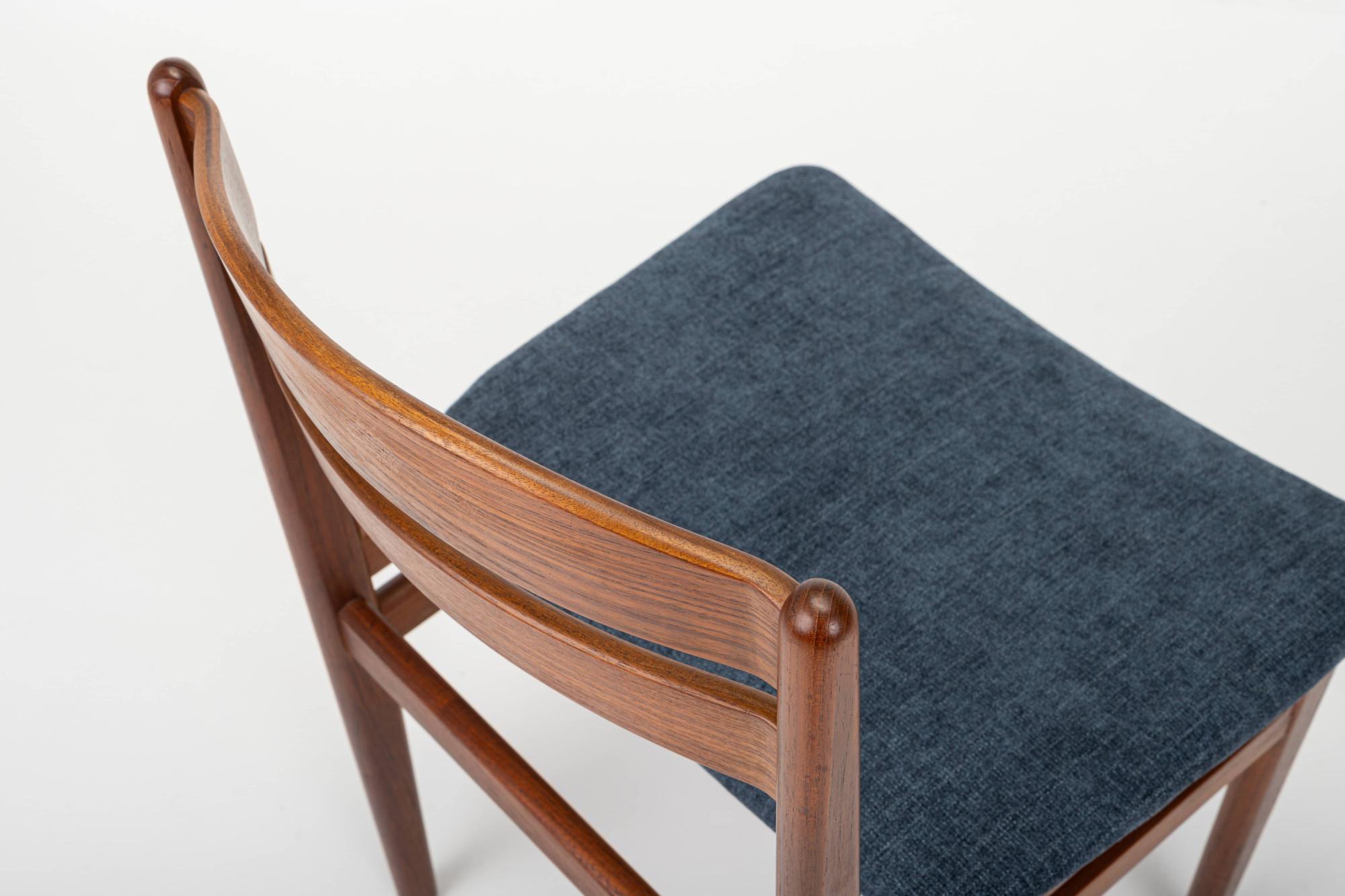 Satz von 4 Vintage-Esszimmerstühlen aus Teakholz und blauem Stoff im Angebot 4