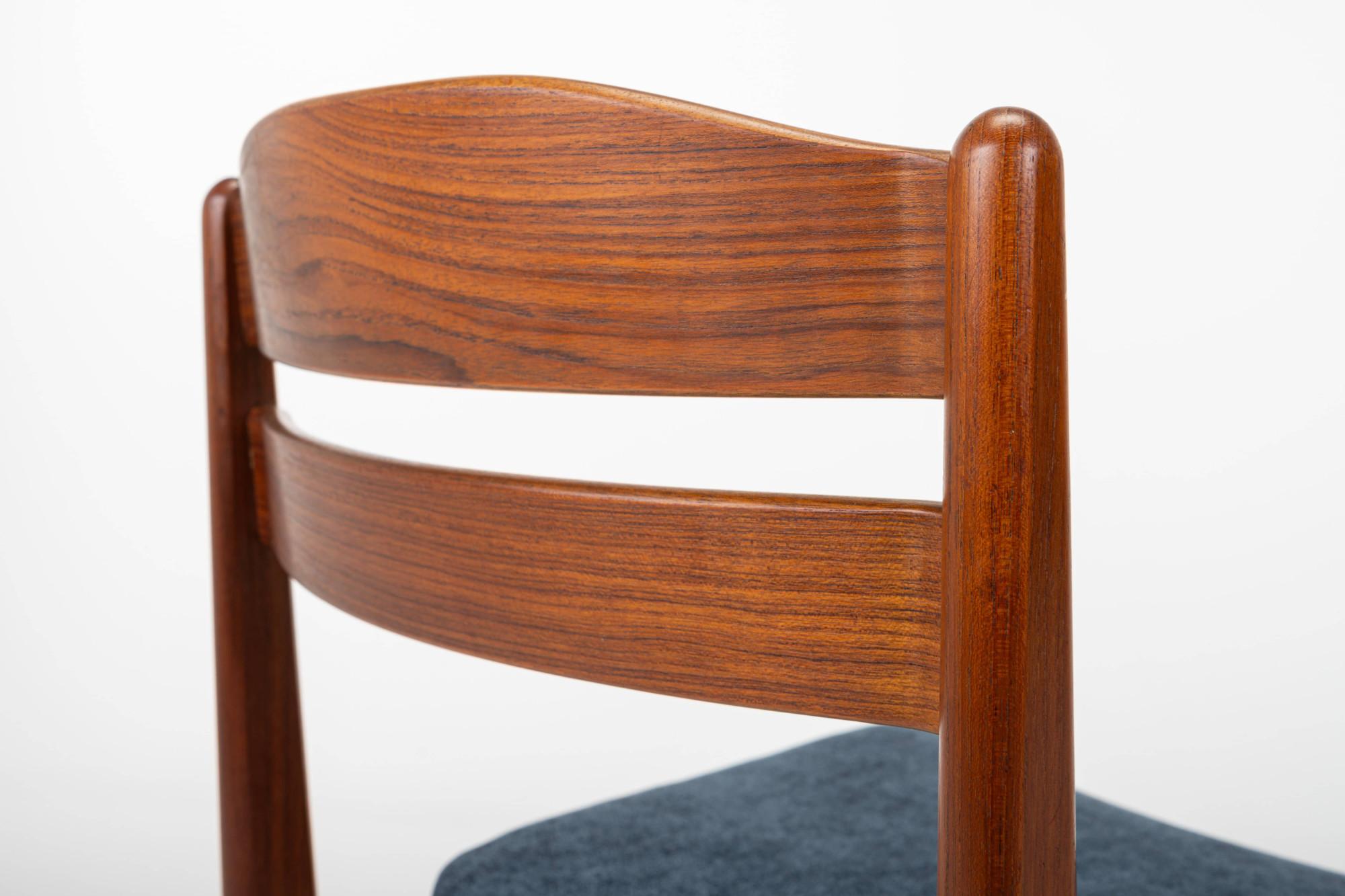 Satz von 4 Vintage-Esszimmerstühlen aus Teakholz und blauem Stoff im Angebot 5