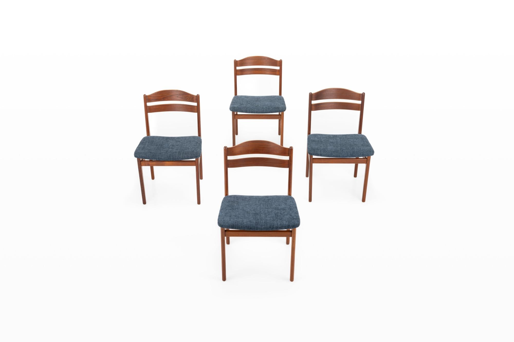 Satz von 4 Vintage-Esszimmerstühlen aus Teakholz und blauem Stoff (Skandinavische Moderne) im Angebot