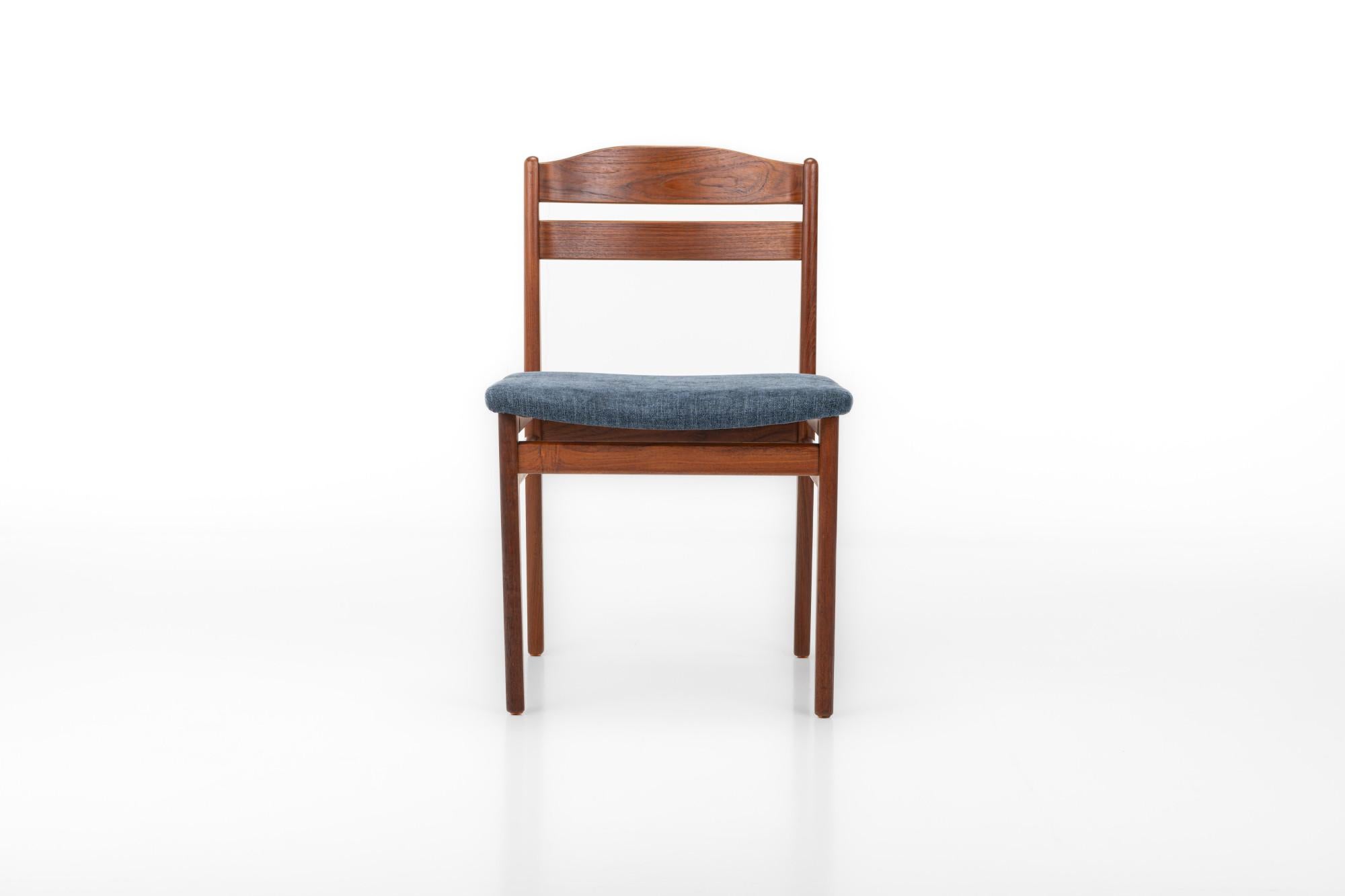 Satz von 4 Vintage-Esszimmerstühlen aus Teakholz und blauem Stoff (Dänisch) im Angebot