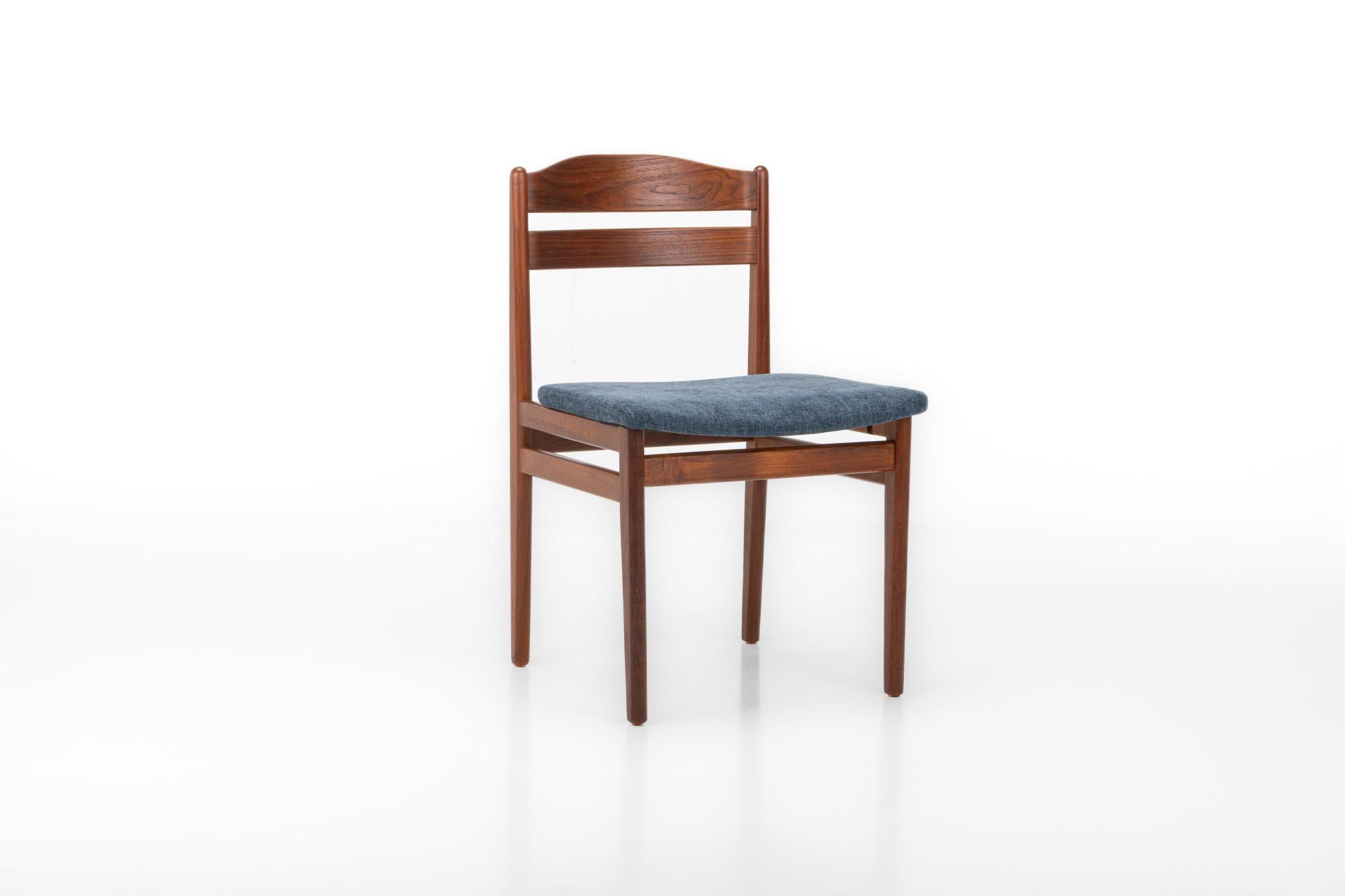 Satz von 4 Vintage-Esszimmerstühlen aus Teakholz und blauem Stoff im Zustand „Gut“ im Angebot in Ranst, VAN