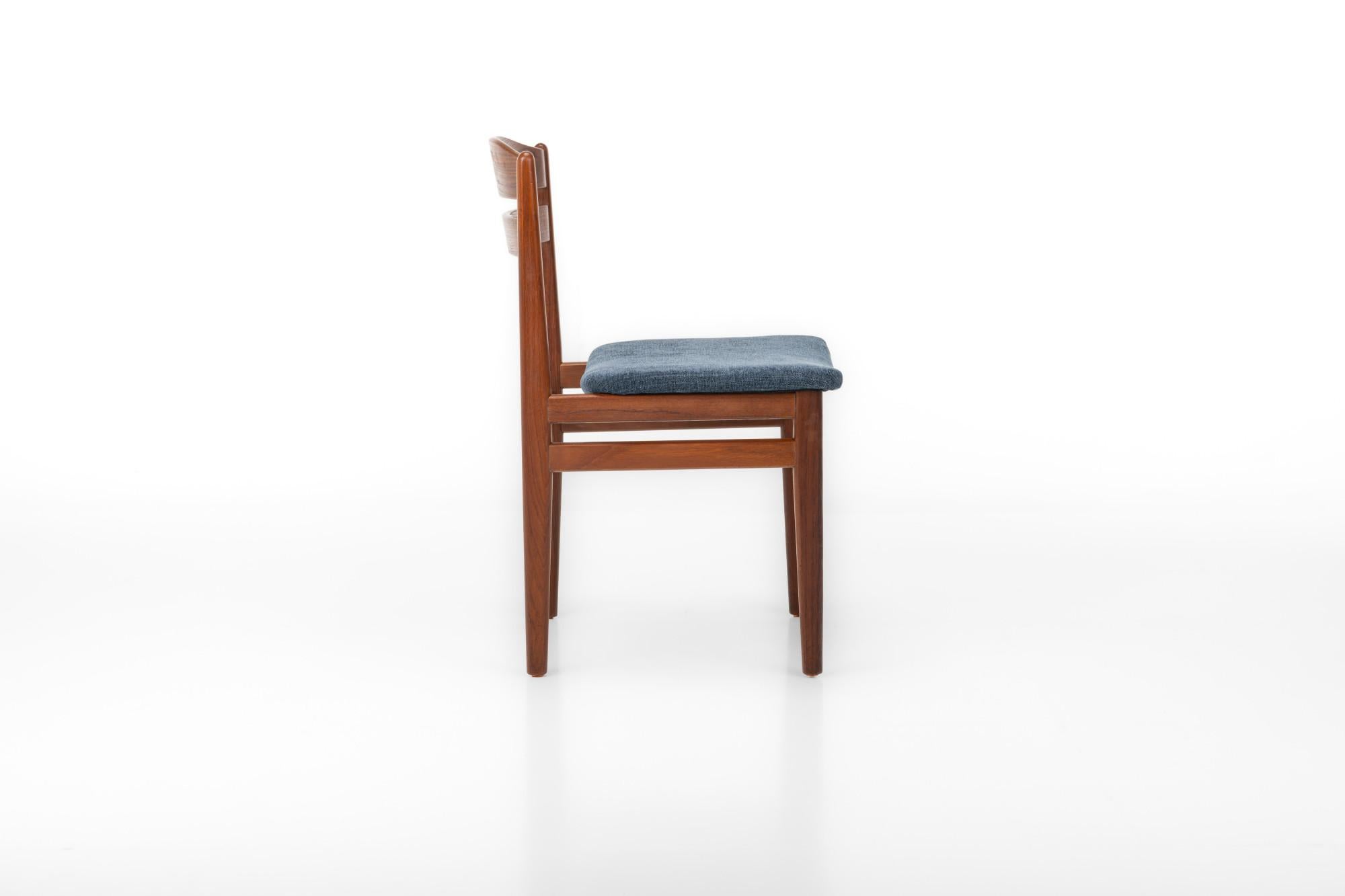 Satz von 4 Vintage-Esszimmerstühlen aus Teakholz und blauem Stoff (20. Jahrhundert) im Angebot