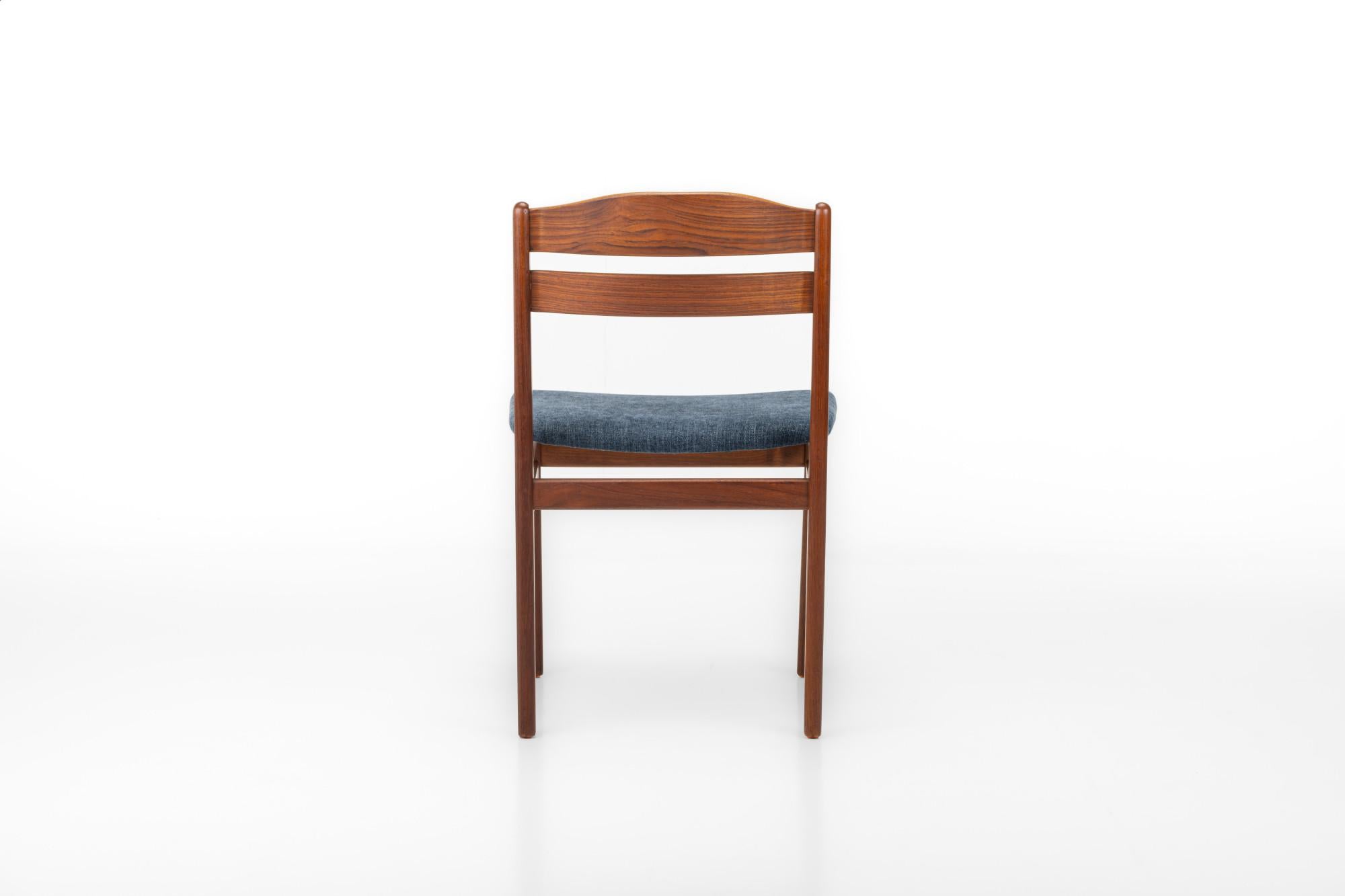 Satz von 4 Vintage-Esszimmerstühlen aus Teakholz und blauem Stoff im Angebot 1