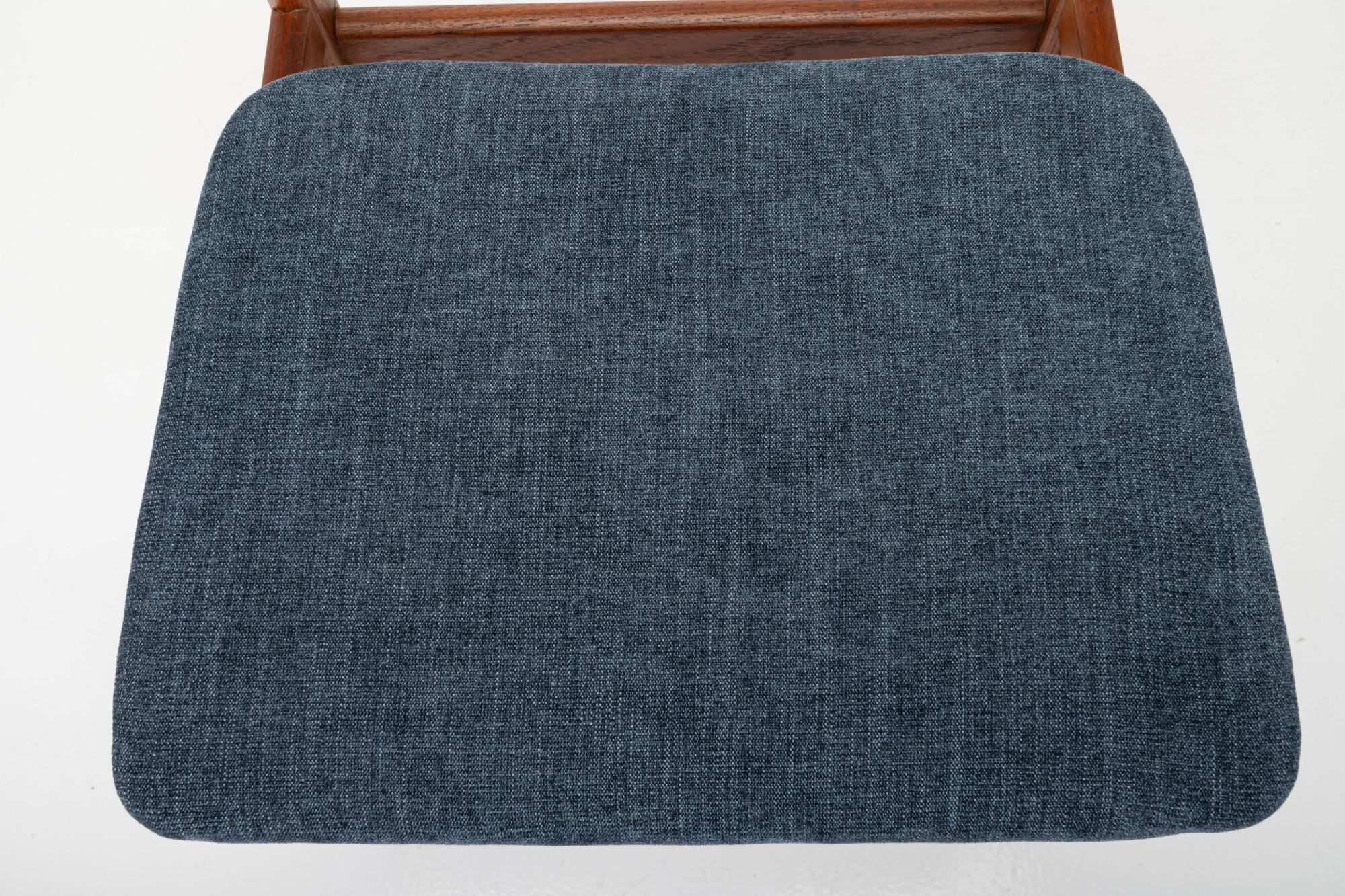Satz von 4 Vintage-Esszimmerstühlen aus Teakholz und blauem Stoff im Angebot 2