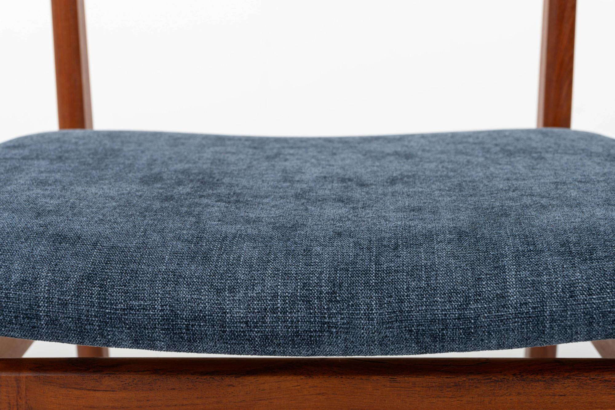 Satz von 4 Vintage-Esszimmerstühlen aus Teakholz und blauem Stoff im Angebot 3