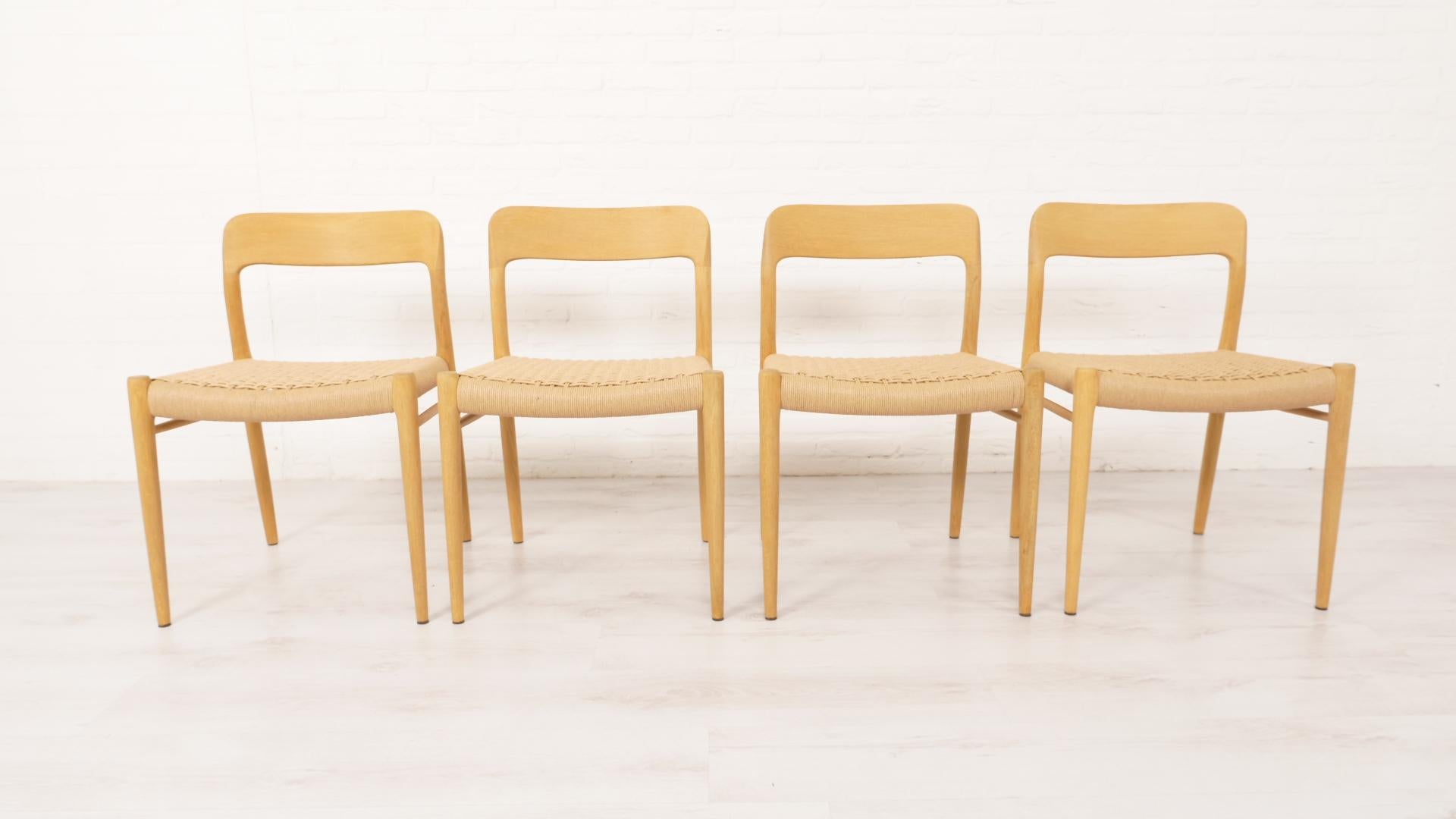 Satz von 4 schönen dänischen Vintage-Esszimmerstühlen. Diese Stühle wurden von Niels Otto Møller entworfen. Die Stühle sind aus Eichenholz gefertigt und mit neuen Papierkordeln ausgestattet. Die Rahmen sind alle mit dänischer Seife