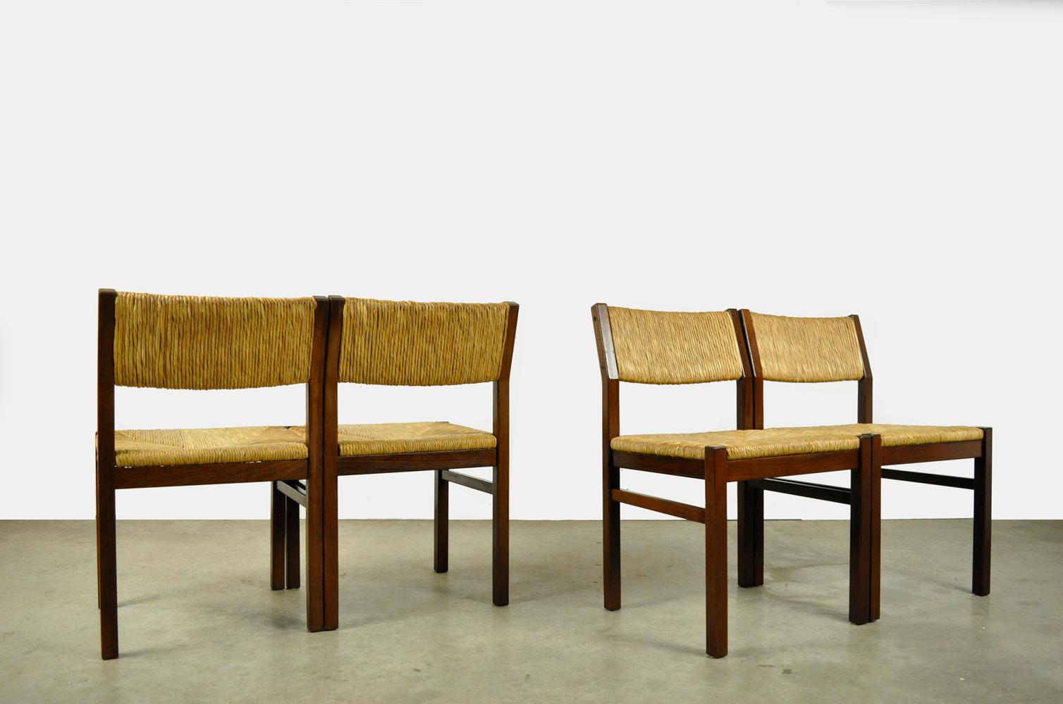 Chaises de table de salle à manger vintage produites par Pastoe dans les années 1970. Structure en bois de frêne noir ou de wengé avec assise et dossier en jonc (roseau). 