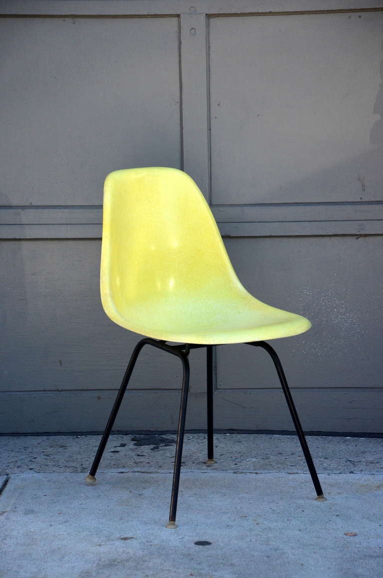 Satz von 4 alten Eames-Stühlen von Herman Miller. Alles original, keine Neuauflage. Abgestempelt unter.