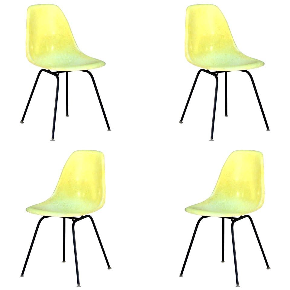 Ensemble de 4 chaises Eames vintage par Herman Miller