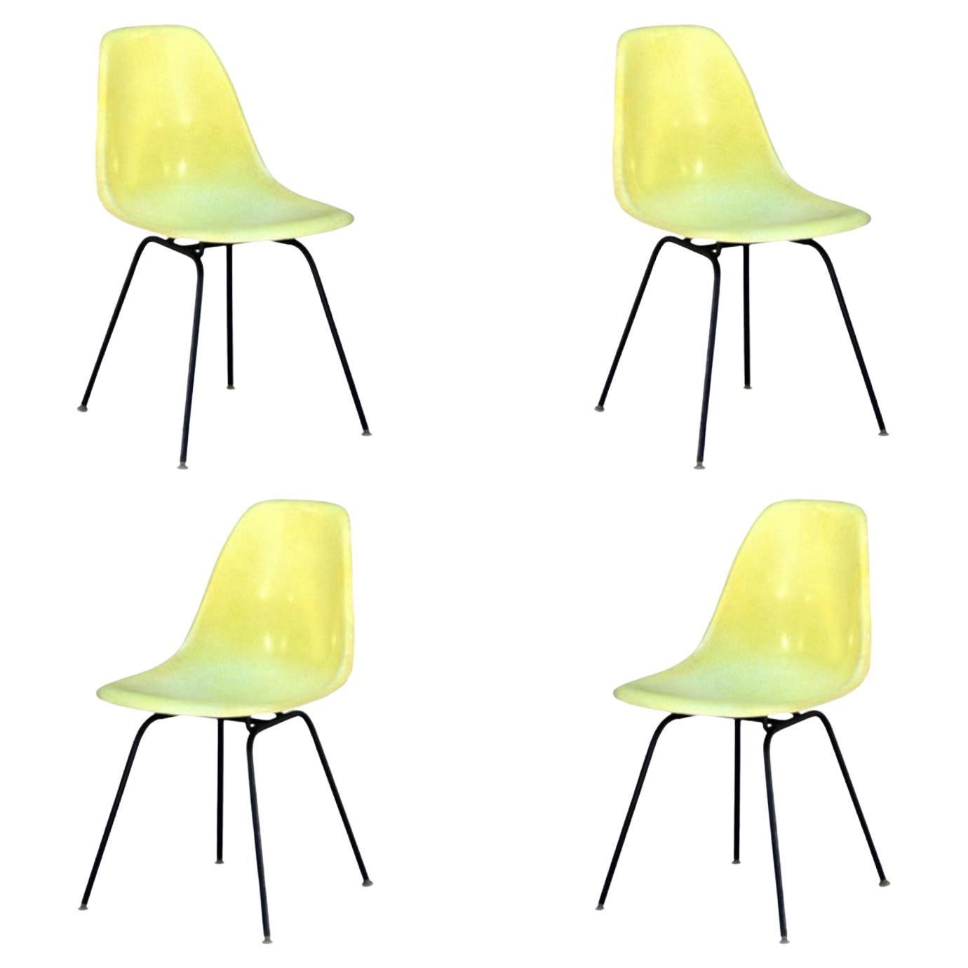 Ensemble de 4 chaises Eames vintage par Herman Miller en vente