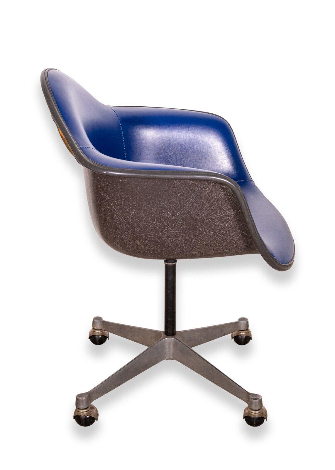 Set of 4 Vintage Eames Herman Miller Molded Fiberglass Blue Leather Swivel Chair In Good Condition In Keego Harbor, MI