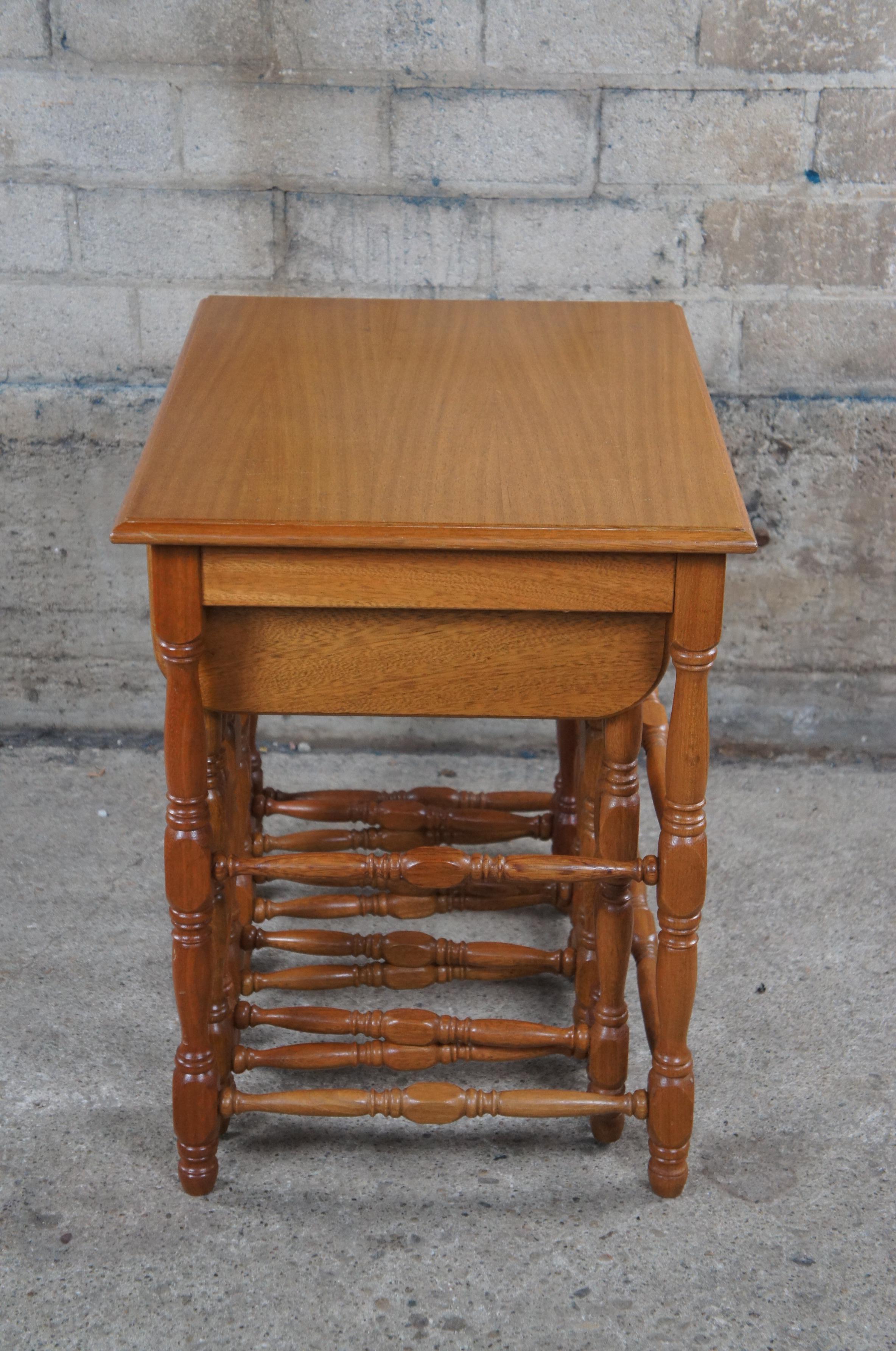 Set of 4 Vintage Early American Farmhouse Style Dropleaf Oak Nesting Side Tables For Sale 5