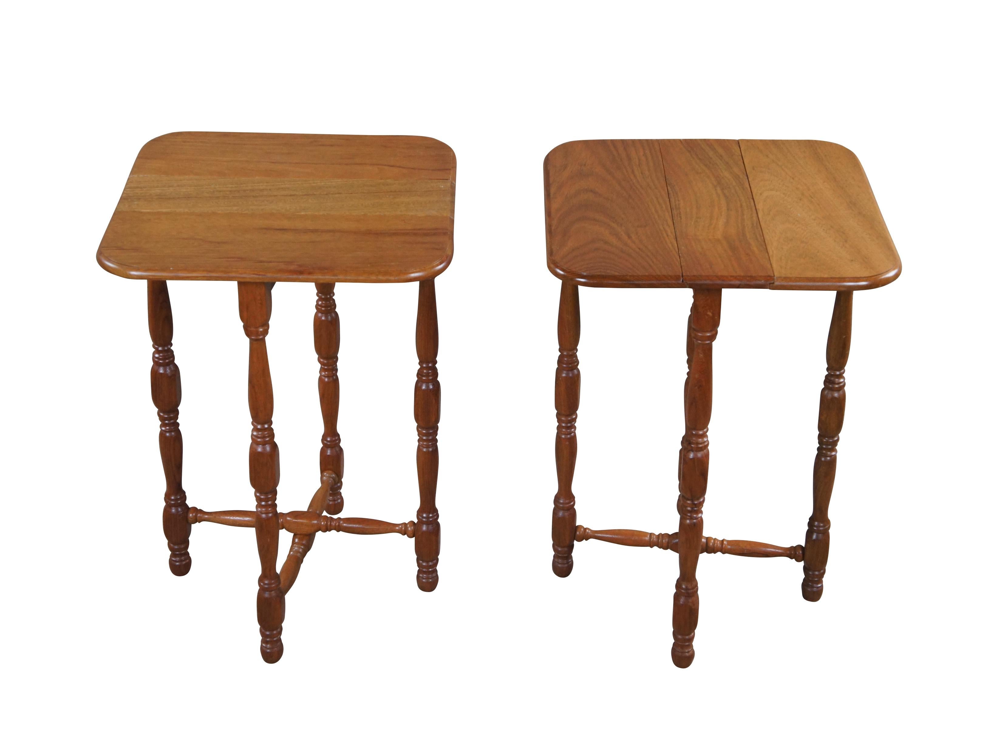 American Colonial Set of 4 Vintage Early American Farmhouse Style Dropleaf Oak Nesting Side Tables For Sale