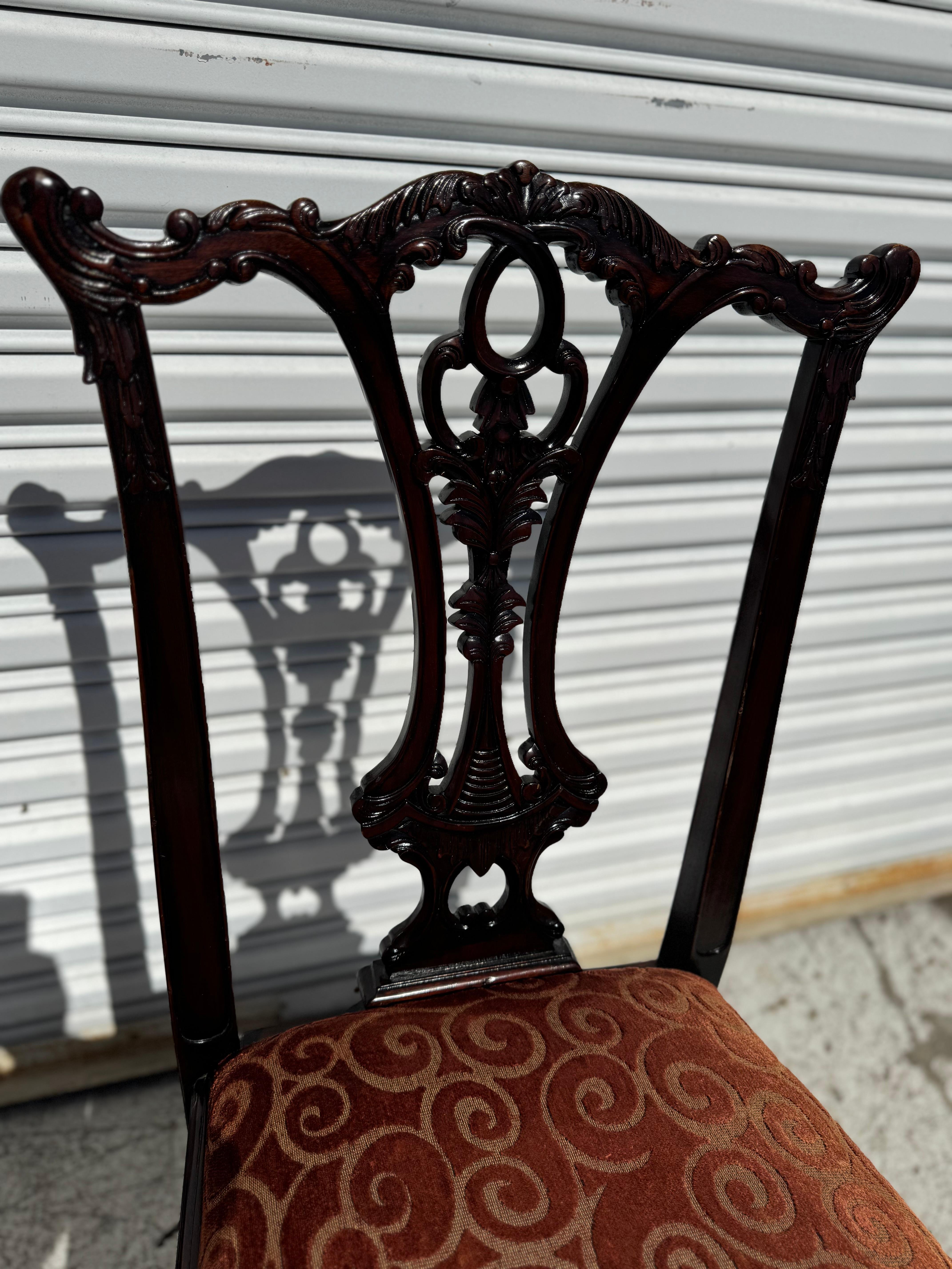 Set di 4 sedie da pranzo vintage in mogano inglese in stile Chippendale In condizioni buone in vendita a Pasadena, TX