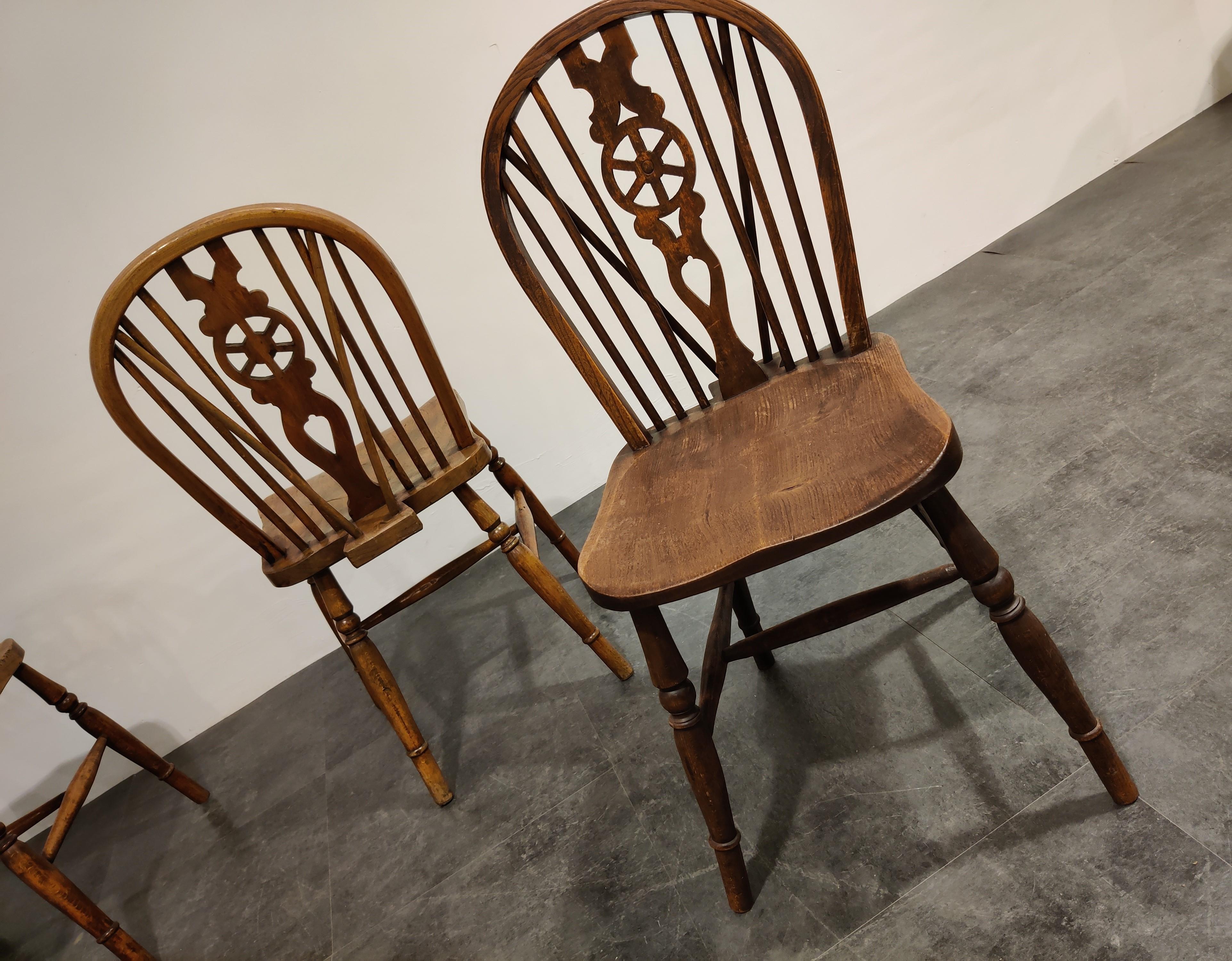 Set of 4 spindle back Ercol dining chairs.

The chairs are beautifully crafted with an eye for details and are made of beech and elm wood.

Timeless pieces that gives an antique/vintage touch to your interior which mixes well with modern day