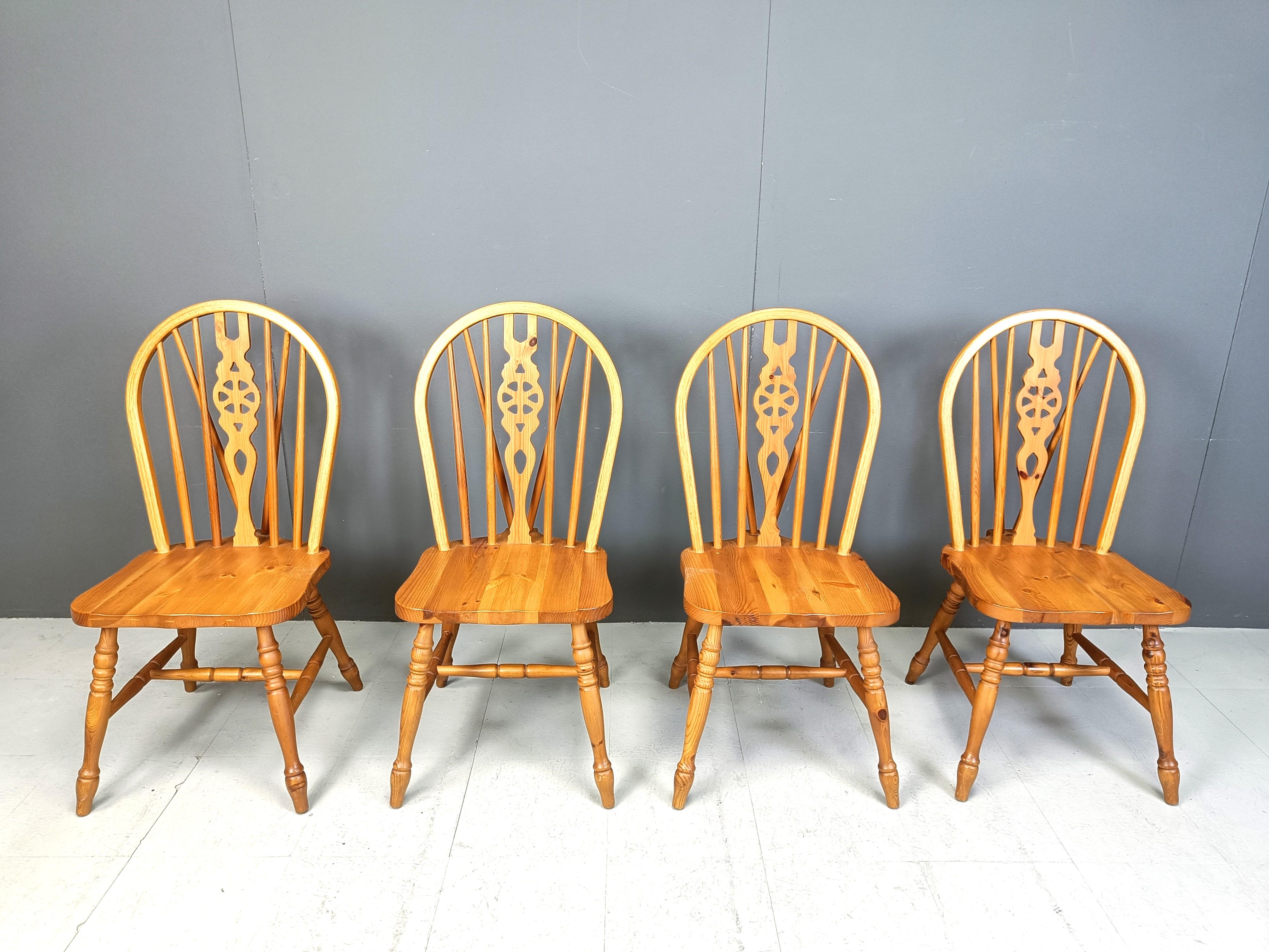 Juego de 4 sillas de comedor ercol con respaldo de husillo.

Las sillas están bellamente elaboradas cuidando los detalles y son de madera de haya y olmo.

Piezas atemporales que dan un toque antiguo/vintage a tu interior y que combinan bien con los