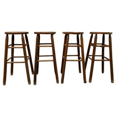 Ensemble de 4 tabourets de bar vintage français en bois massif de style Arts and Crafts