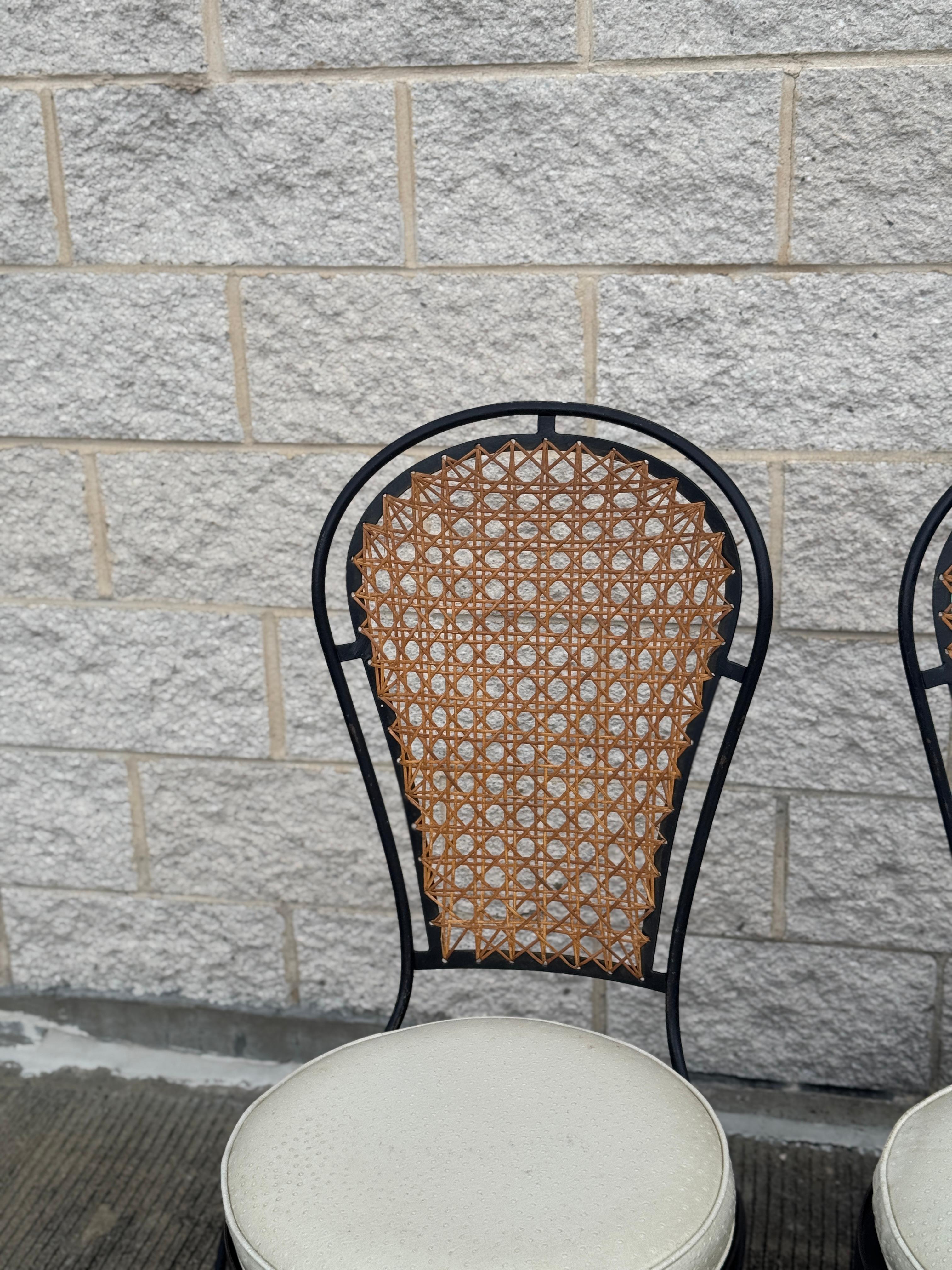 Set di 4 sedie vintage in stile bistrot francese in ferro battuto e canne in vendita 3