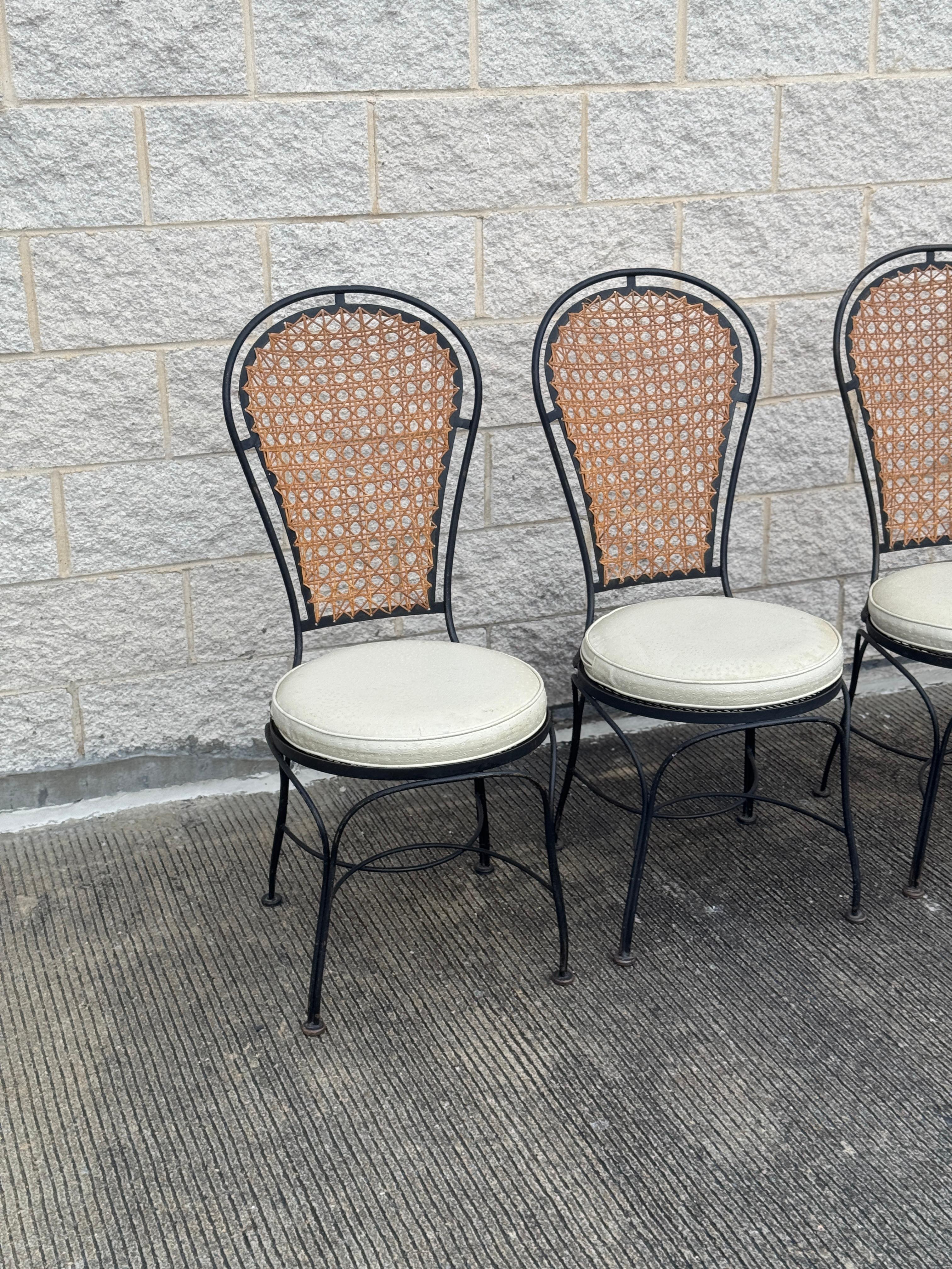 Bohémien Set di 4 sedie vintage in stile bistrot francese in ferro battuto e canne in vendita