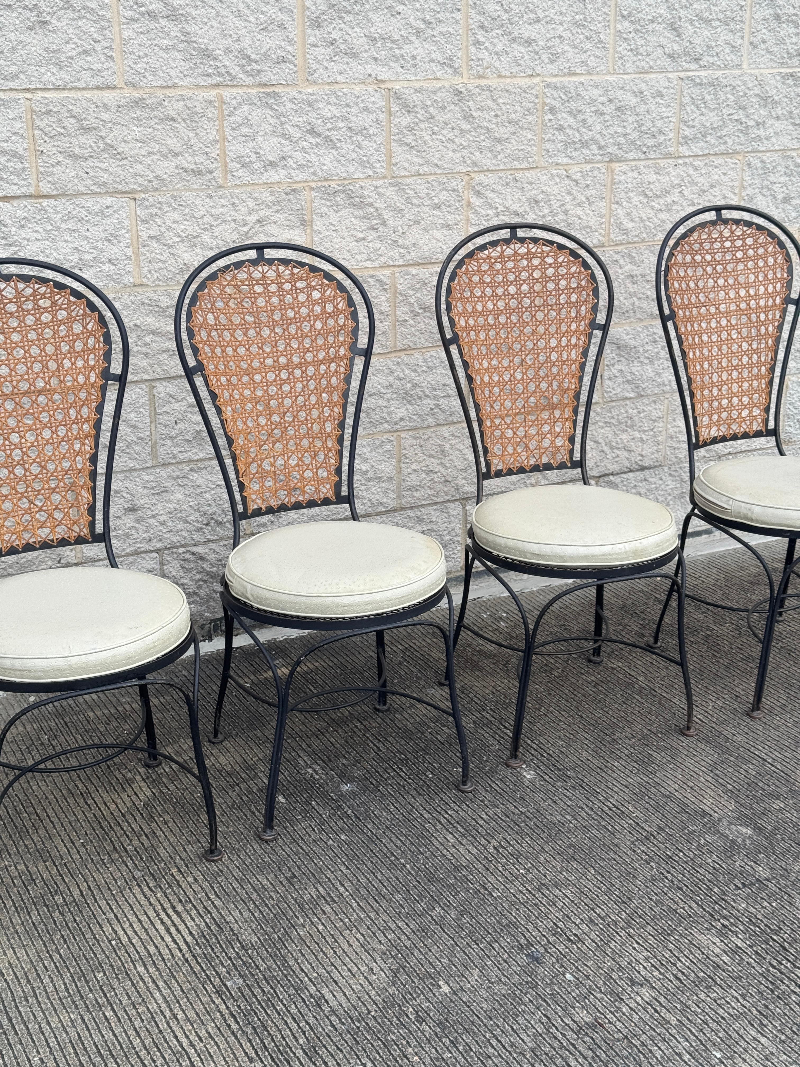 Sconosciuto Set di 4 sedie vintage in stile bistrot francese in ferro battuto e canne in vendita