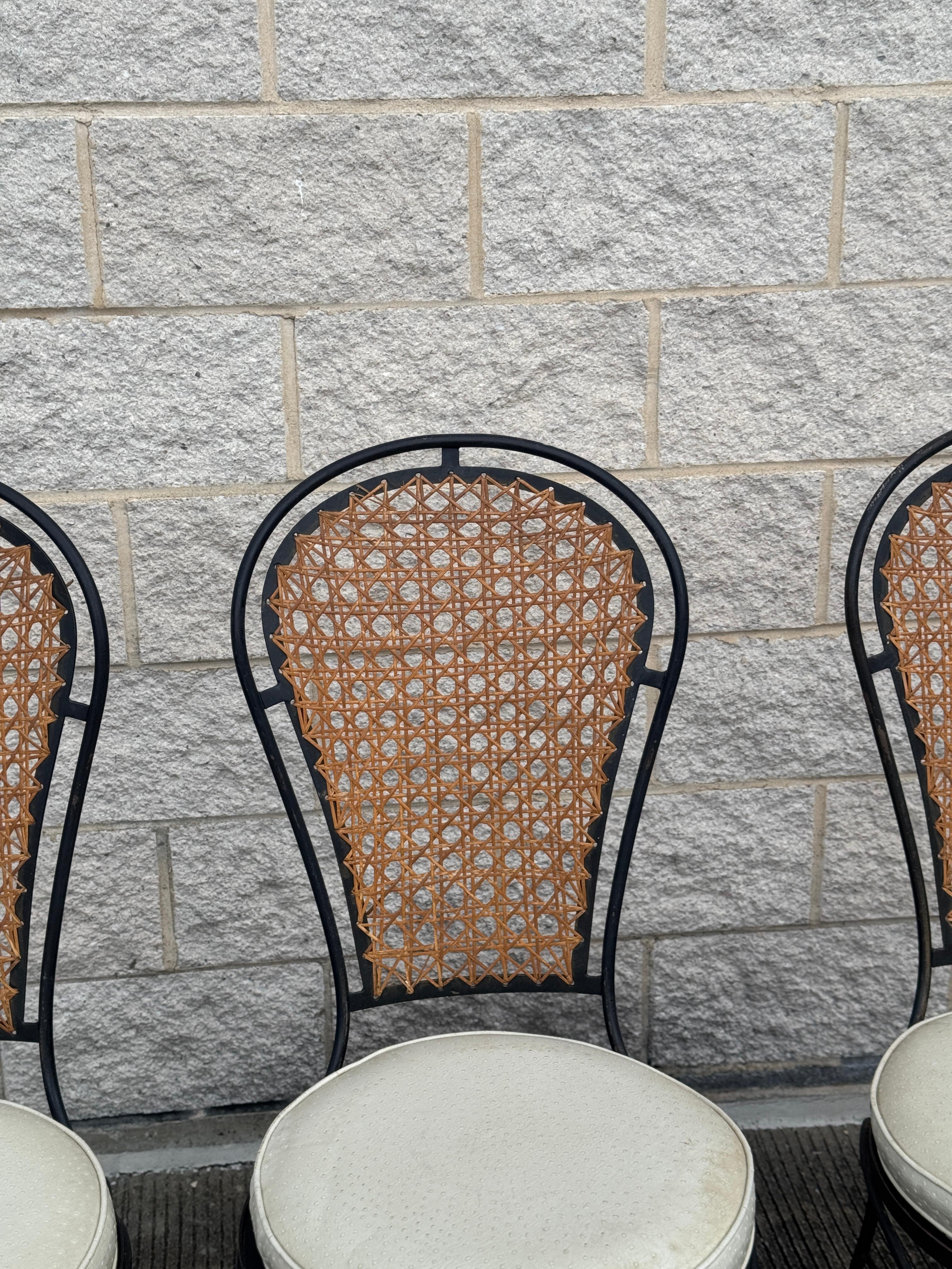 Set di 4 sedie vintage in stile bistrot francese in ferro battuto e canne In condizioni buone in vendita a Elkton, MD
