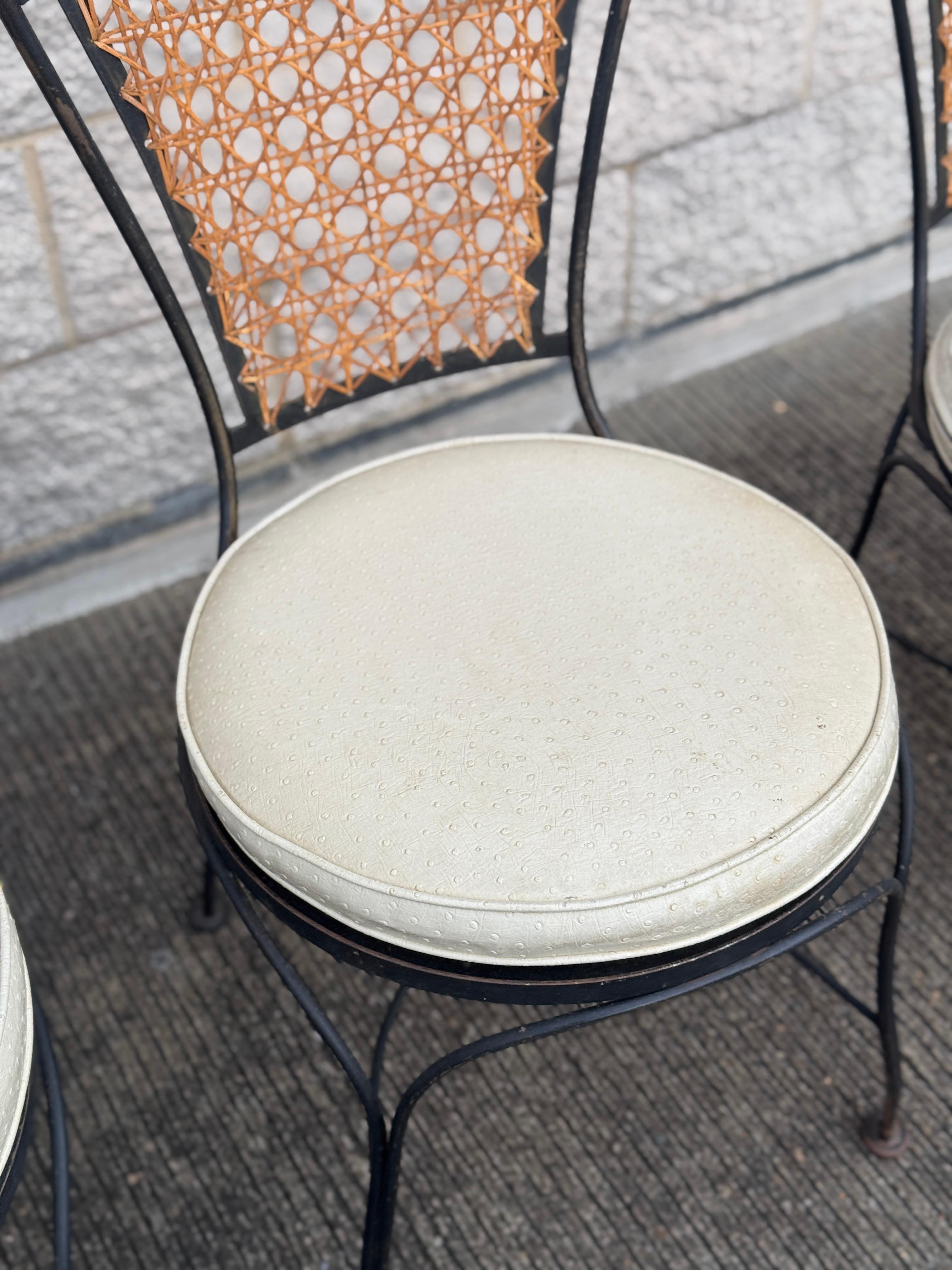 Canna Set di 4 sedie vintage in stile bistrot francese in ferro battuto e canne in vendita