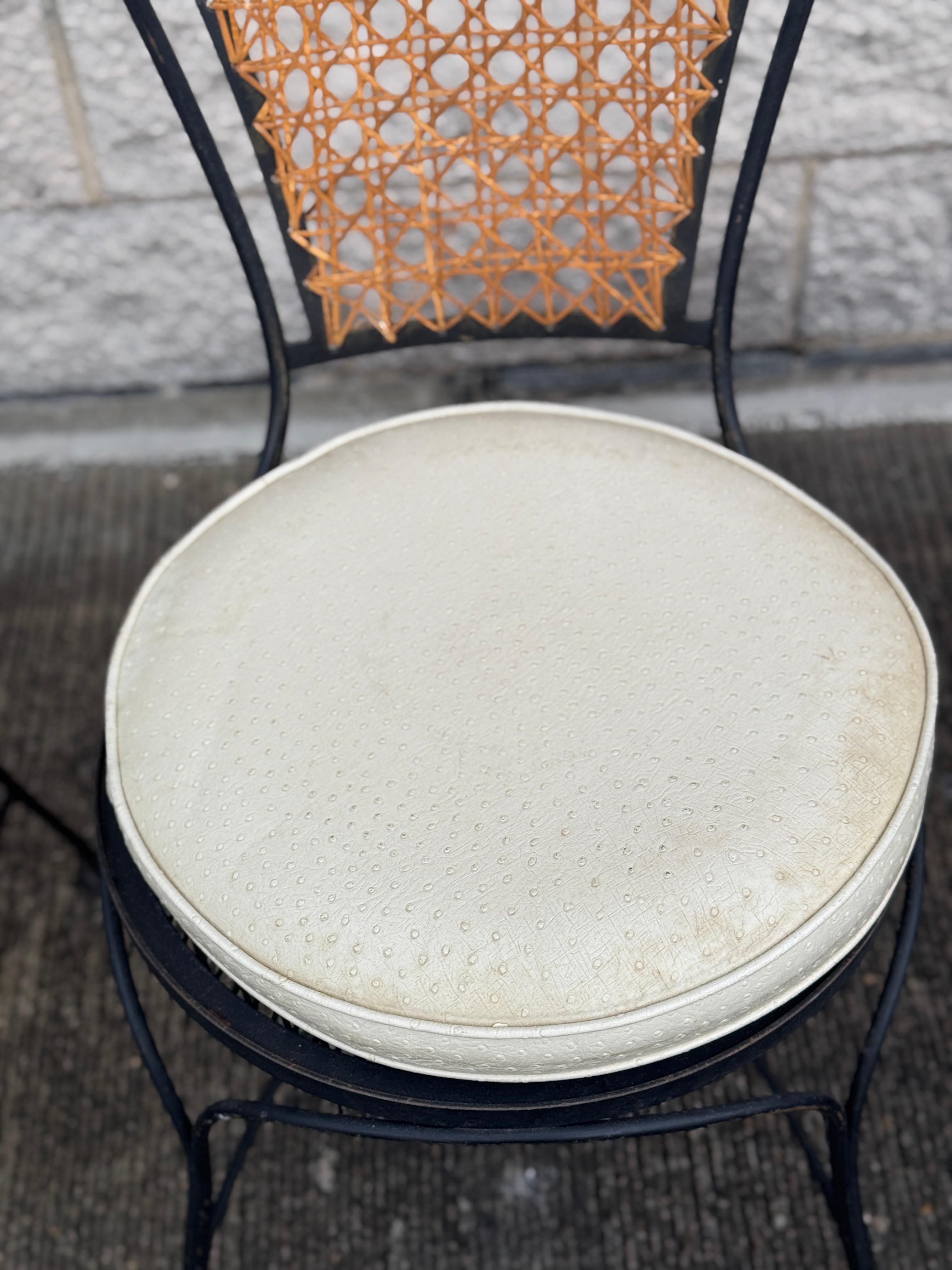 Set di 4 sedie vintage in stile bistrot francese in ferro battuto e canne in vendita 1