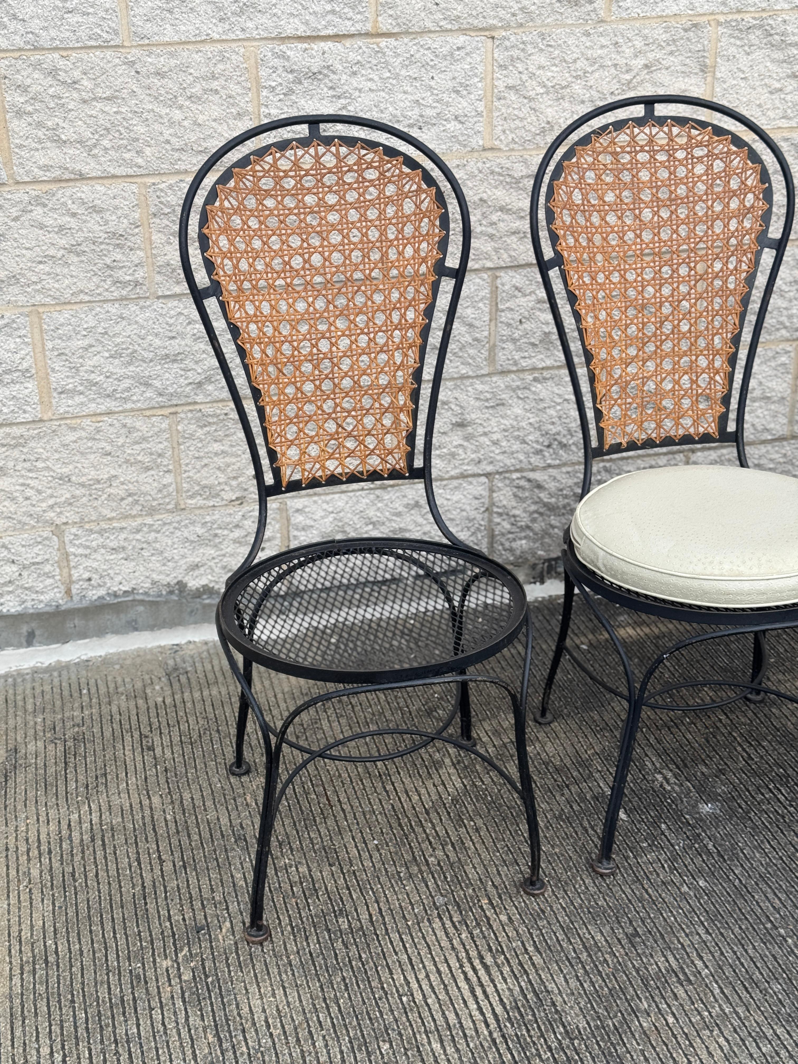Set di 4 sedie vintage in stile bistrot francese in ferro battuto e canne in vendita 2