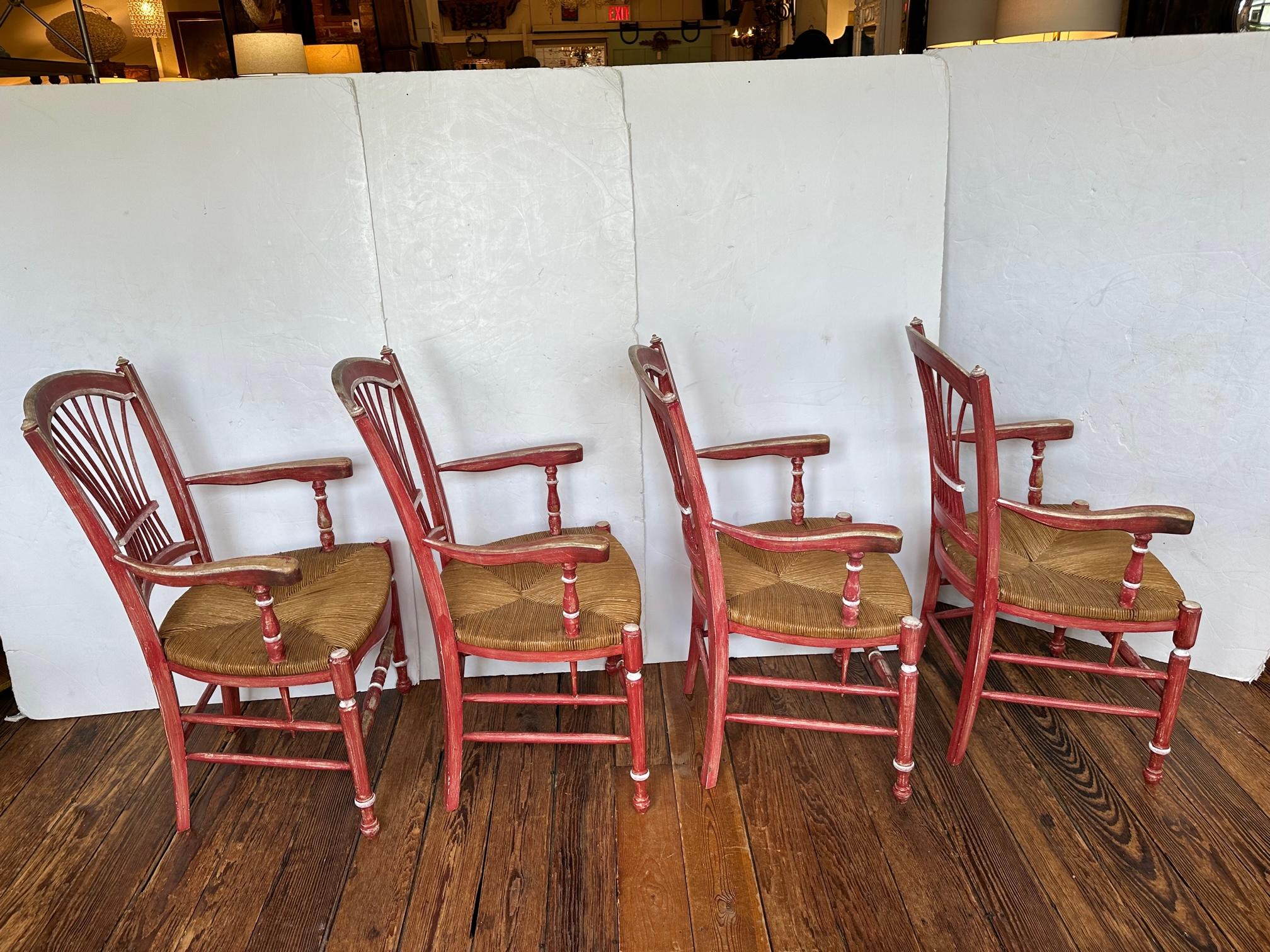 Provincial français Ensemble de 4 chaises de salle à manger Vintage French Country peintes en rouge avec sièges en joncs en vente