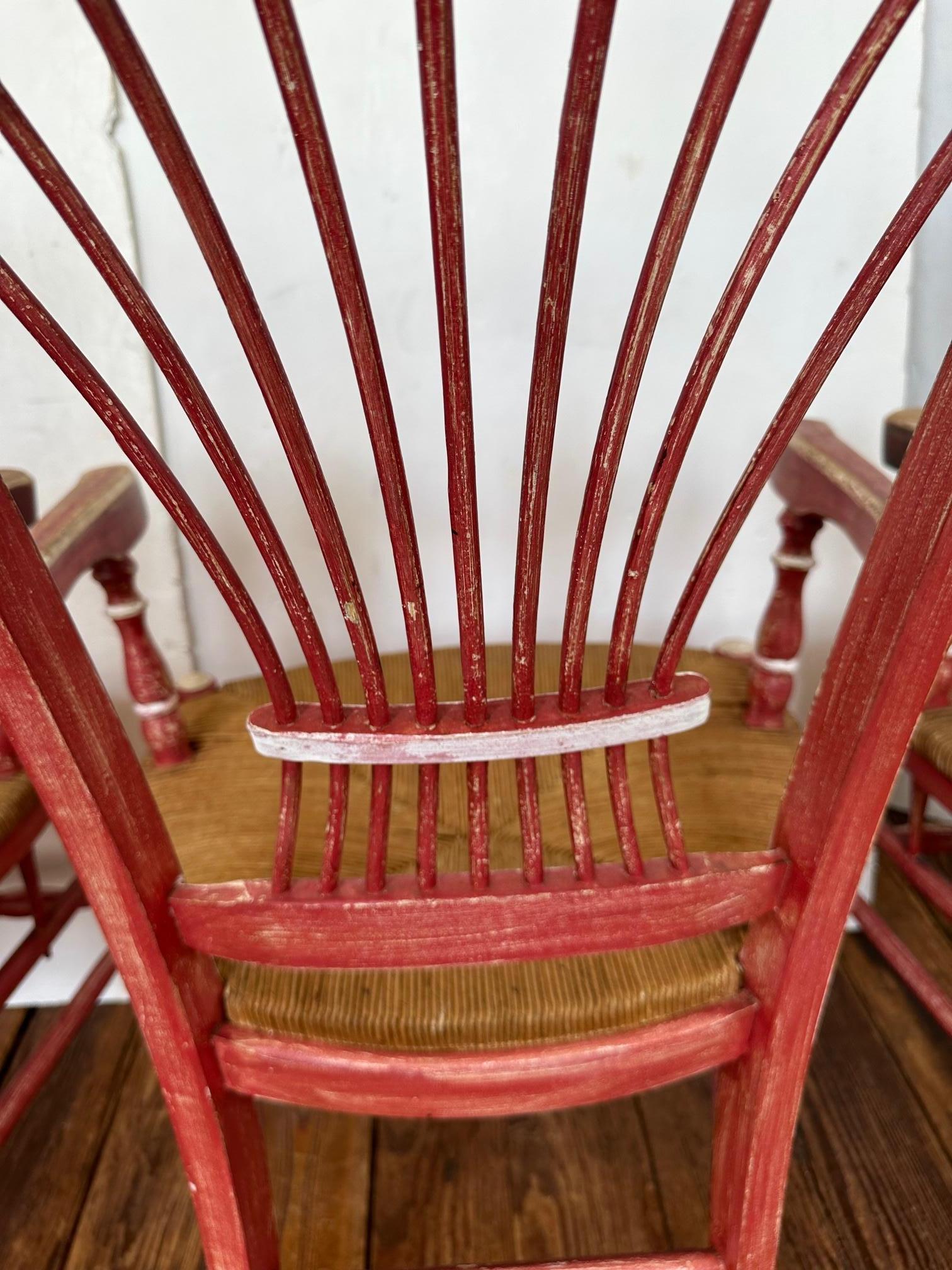 Français Ensemble de 4 chaises de salle à manger Vintage French Country peintes en rouge avec sièges en joncs en vente