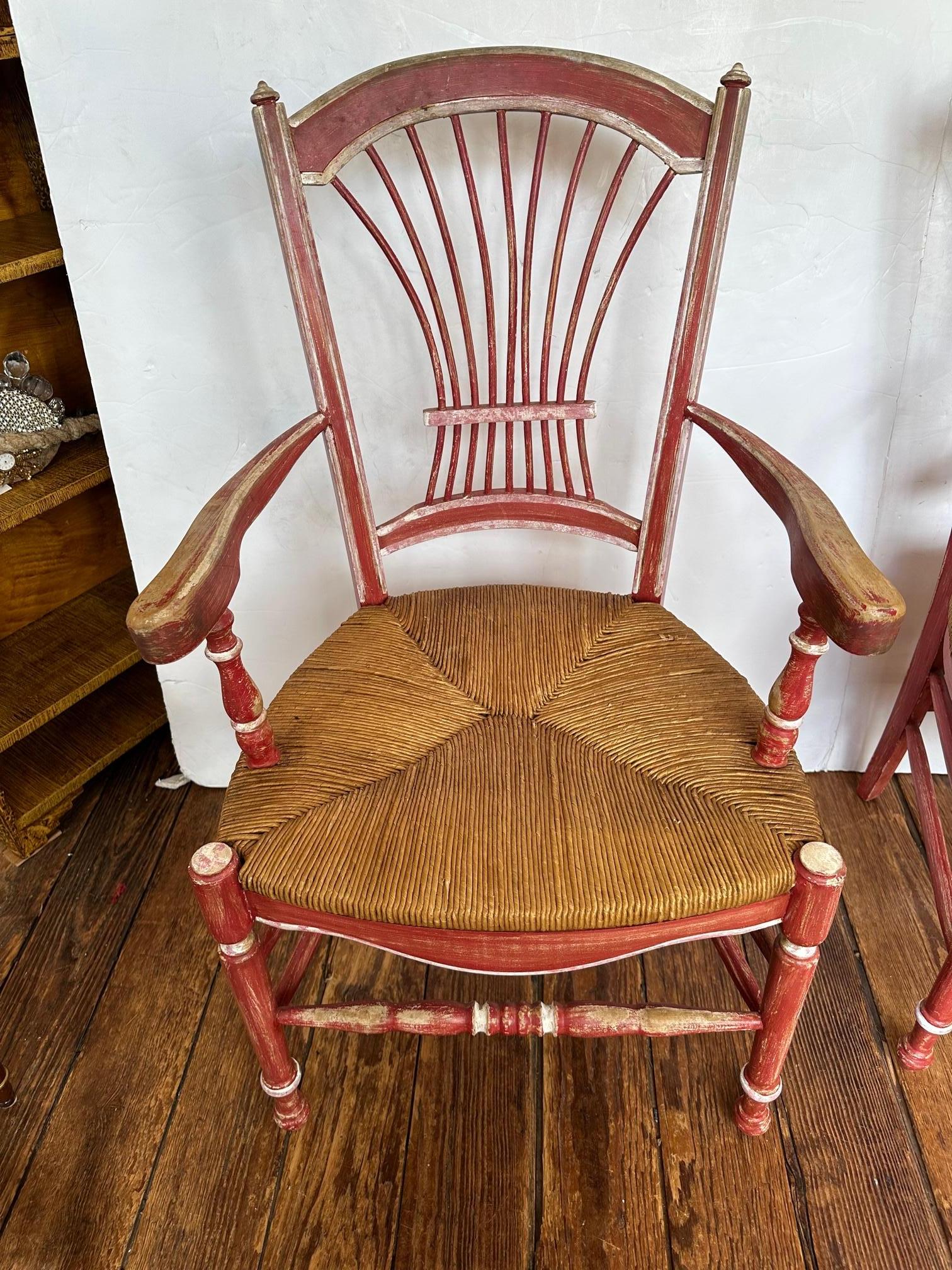 Satz von 4 rot lackierten französischen Vintage-Esszimmerstühlen im Landhausstil mit Binsen-Sitzen (Französisch) im Angebot