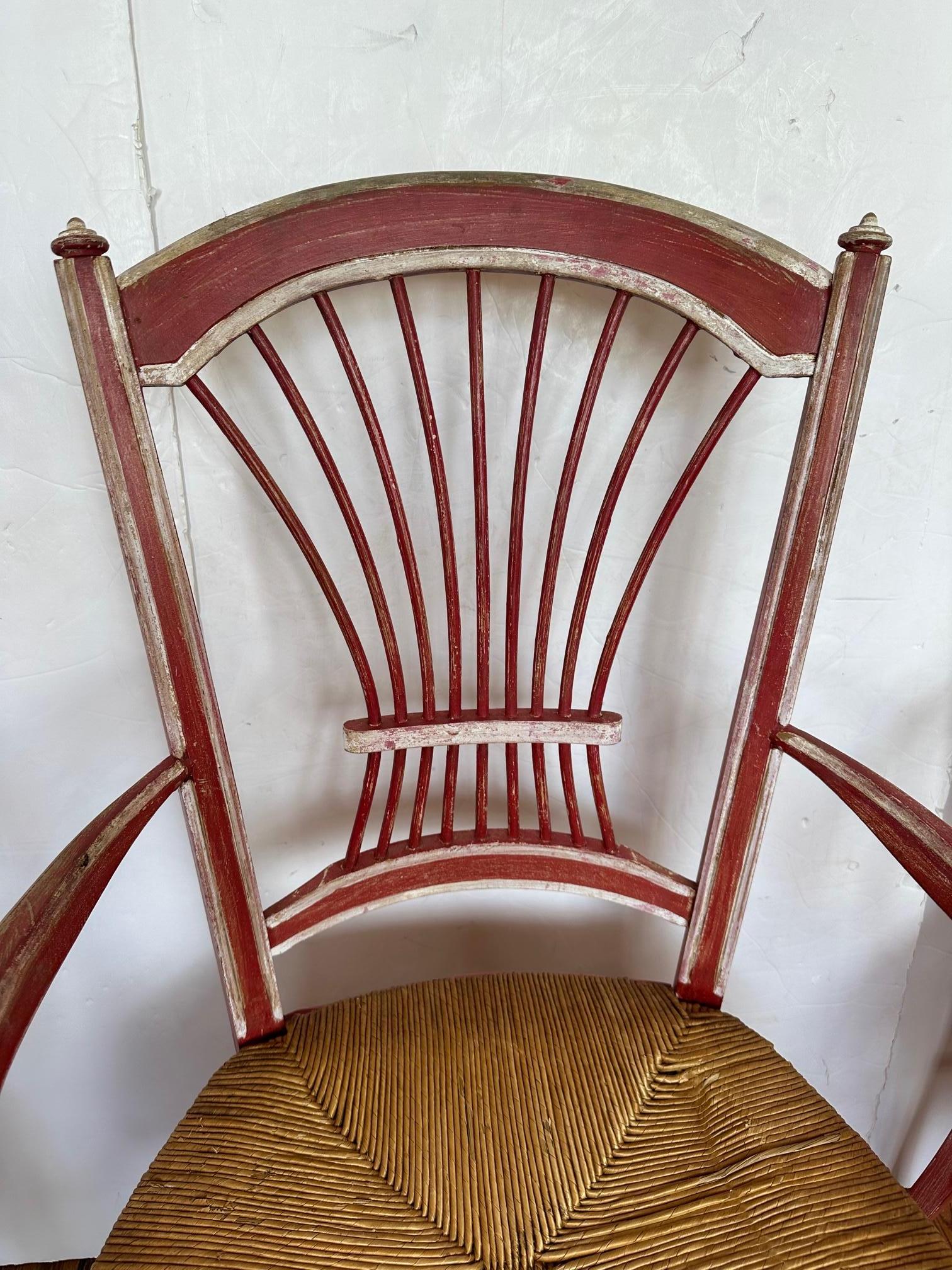 Satz von 4 rot lackierten französischen Vintage-Esszimmerstühlen im Landhausstil mit Binsen-Sitzen im Zustand „Starke Gebrauchsspuren“ im Angebot in Hopewell, NJ
