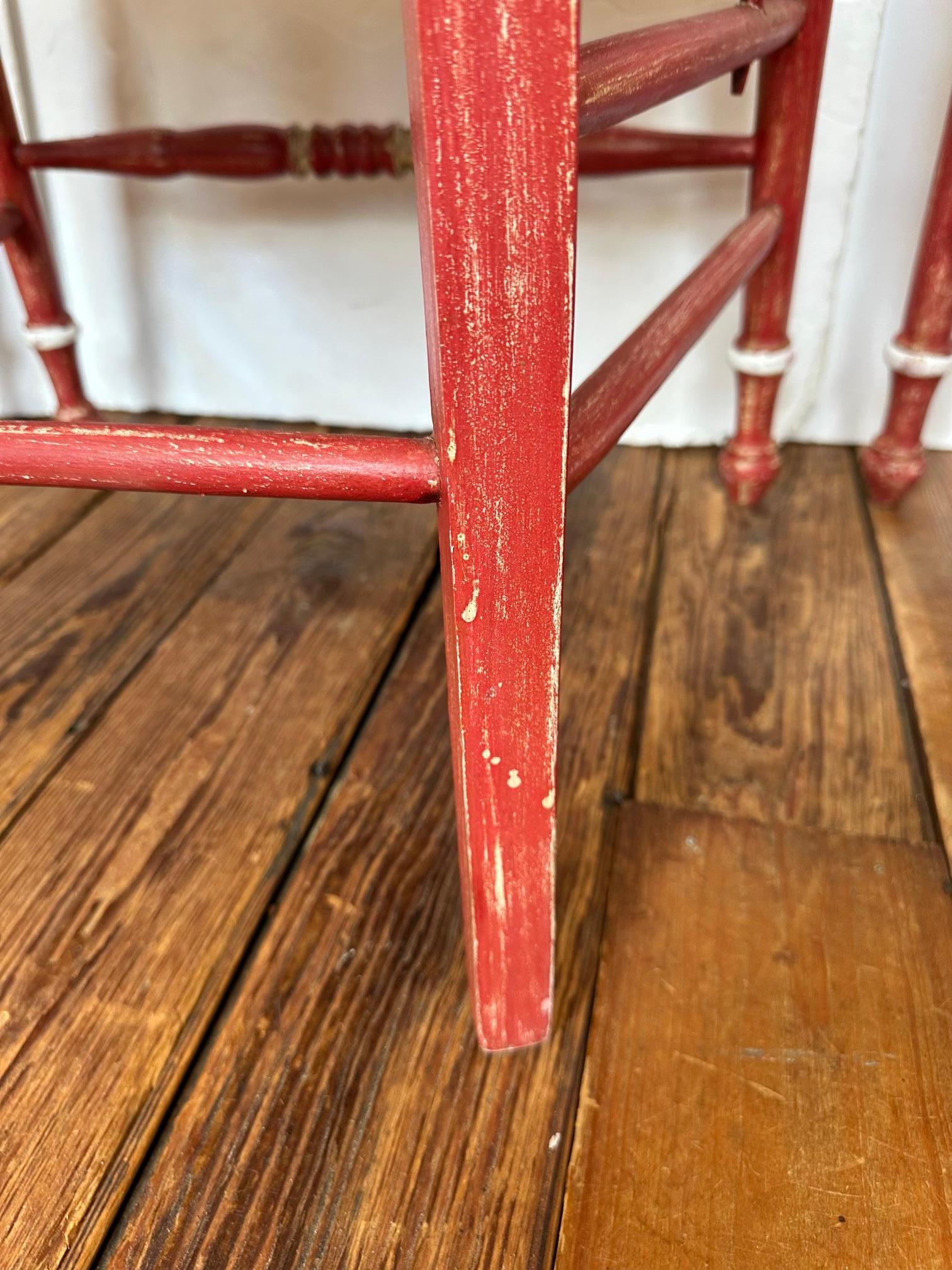 Satz von 4 rot lackierten französischen Vintage-Esszimmerstühlen im Landhausstil mit Binsen-Sitzen im Angebot 1