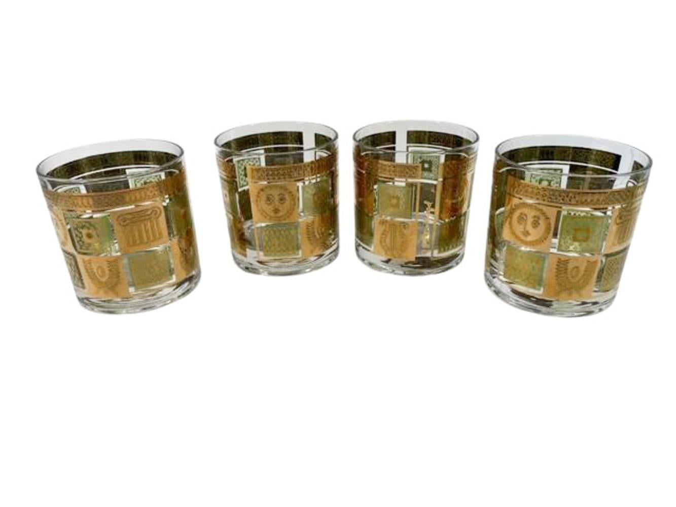 Juego de cuatro vasos de cristal de época de Georges Briard con cuadrados alternados de esmalte verde translúcido y oro de 22 quilates con motivos clásicos en los cuadrados. 