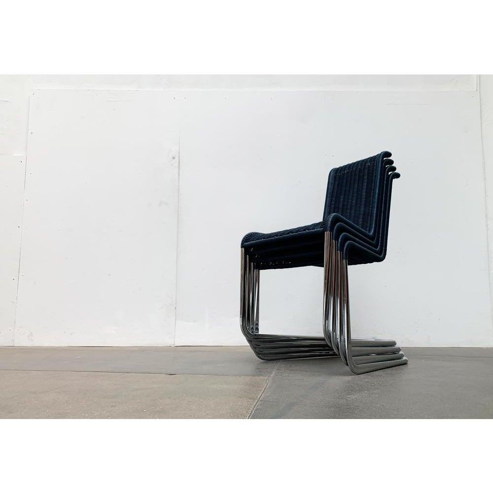4 Freischwinger Tecta B20 mit blauem Netz.

Klassisches Stahlrohr des renommierten Herstellers Tecta. Die Stühle sind sehr bequem, weil sie wunderbar schwingen. Die Sitzfläche ist aus Tecta-Geflecht gefertigt. Der Rahmen ist aus verchromtem