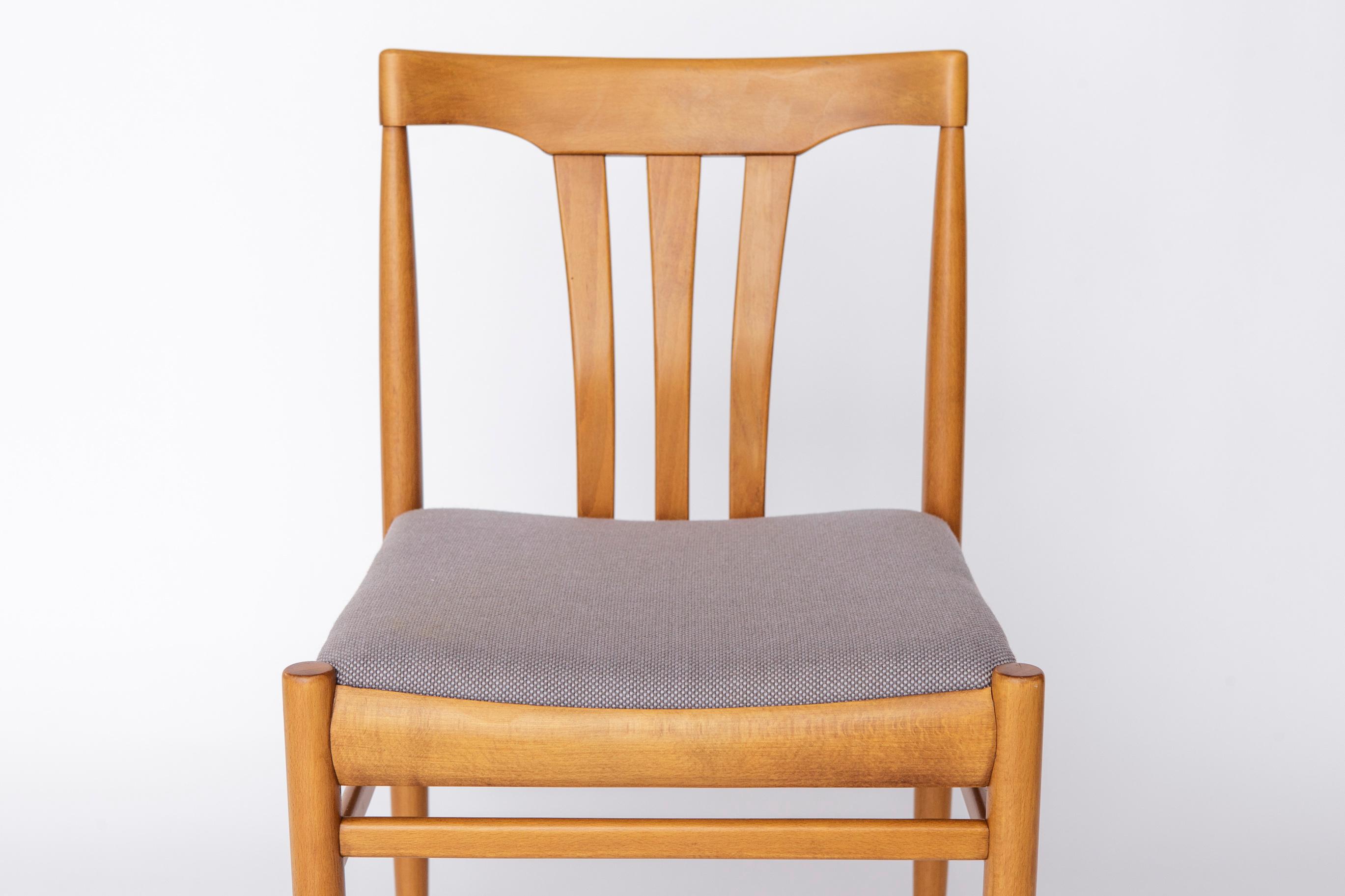 Sedia da pranzo vintage, Germania, anni '60
Il prezzo si riferisce a un set di 4 pezzi. 
(Una sedia è già finita, le altre sono ancora in fase di restauro. Seguirà presto una foto di gruppo di tutte e quattro le sedie).

Un affascinante set di sedie
