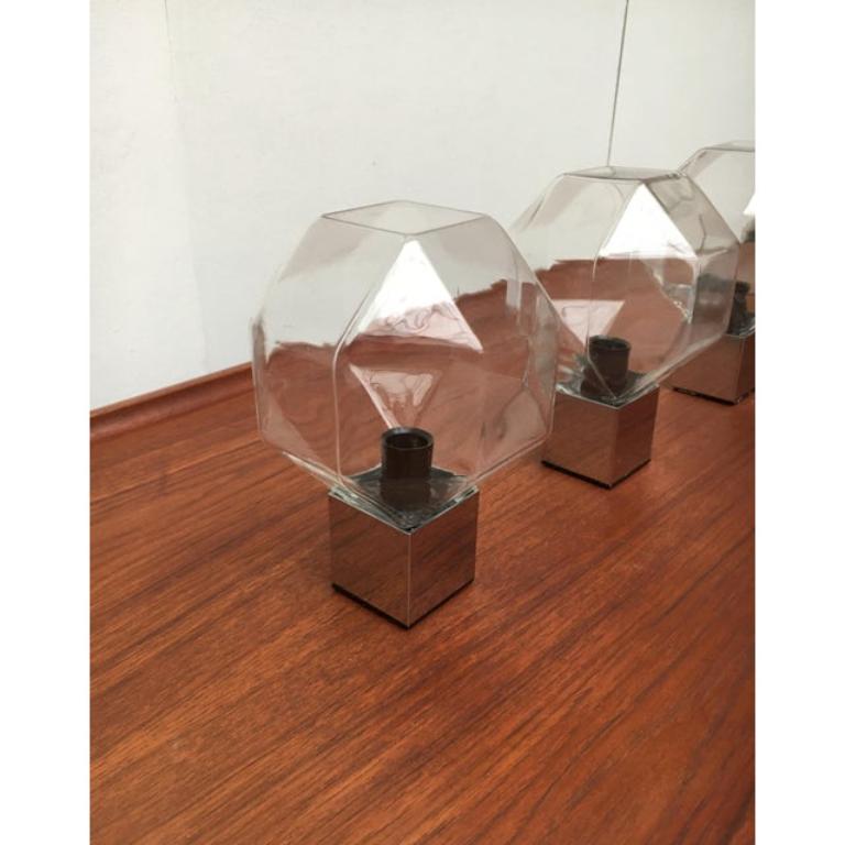 Seltene Decken- oder Wandleuchten aus den 60er / 70er Jahren, entworfen von Motoko Ishii für den berühmten Hersteller Staff Leuchten, Deutschland.

Kleine, aber ungewöhnliche Lampen aus Chrom und Glas. Die Form besticht durch ihre Ecken, Kanten und