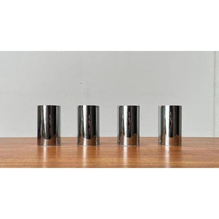 Four functional wall or ceiling lights from rzb.

A minimalist design. The luminaire body forms a simple chrome cylinder, at the upper end of which there is a frame. The cylindrical aperture is mounted on the base with a bayonet lock. A decisive
