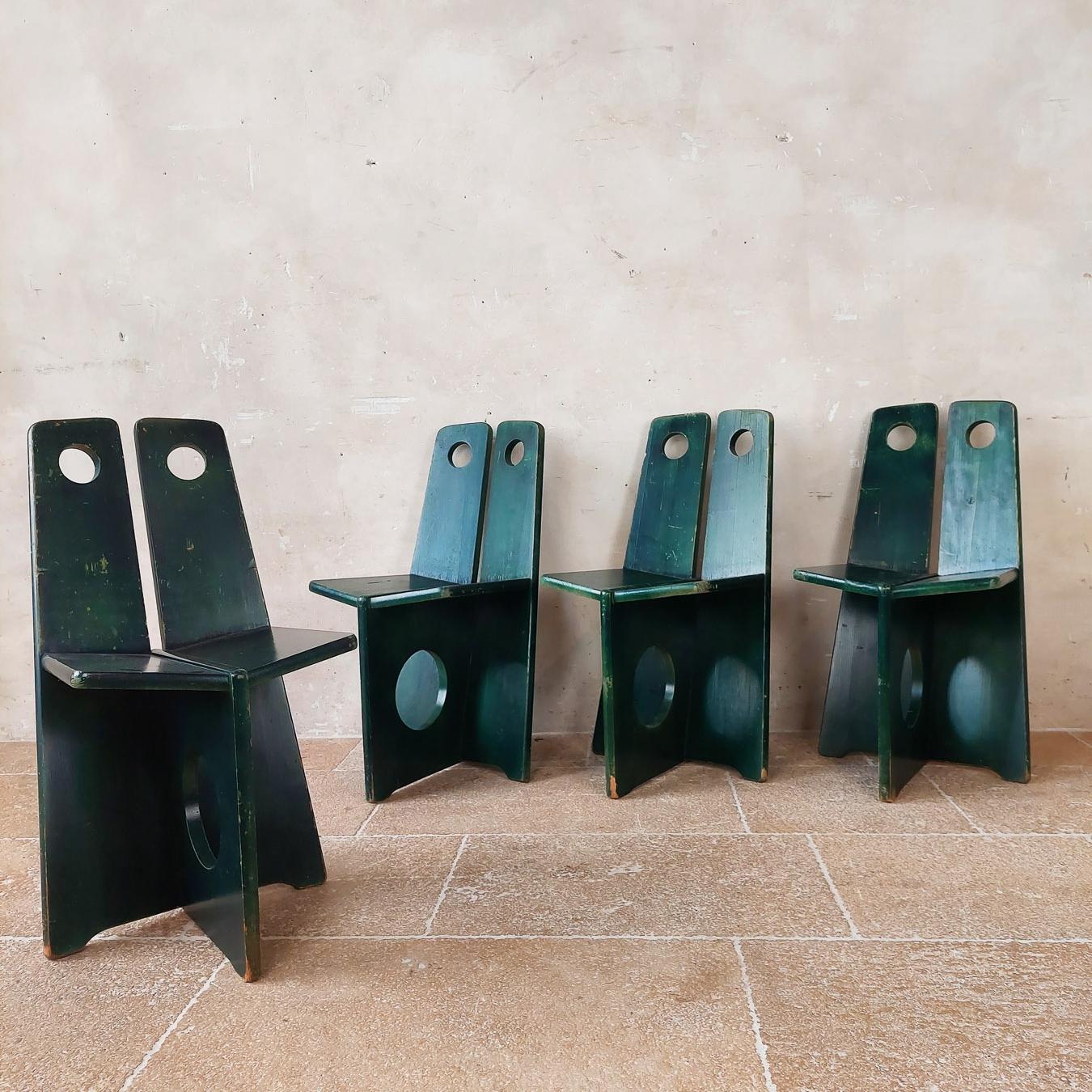 Set of four vintage green pine Gilbert Marklund chairs for Furusnickarn AB, Sweden, circa 1970.

These iconic Marklund dining chairs have a brutalist and architectural but yet playful design. They are made from straight slabs of natural pine wood,