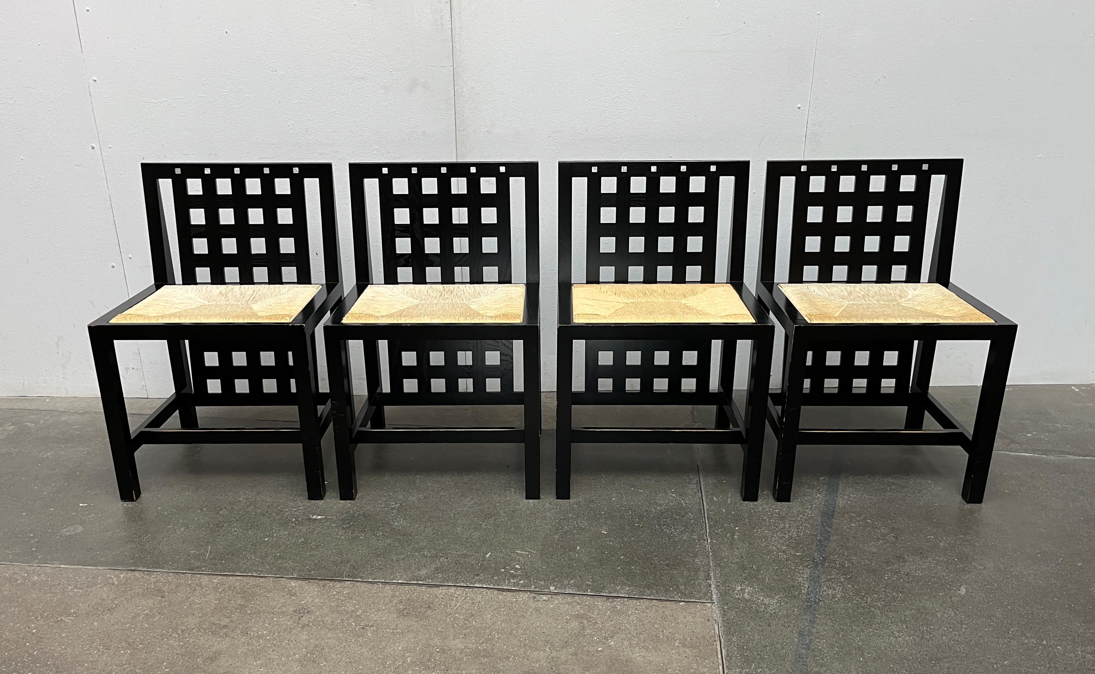 Original 324 d. S. 3 stühle von cassina nach einem entwurf von charles rennie mackintosh. Ein seltener Designklassiker von Cassina.

ein elegantes und geradliniges Design mit zurückhaltenden Verzierungen vom Anfang des 20. Jahrhunderts. Auffallend