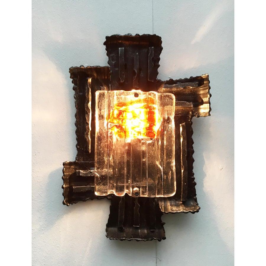 Appliques ou plafonniers brutalistes du fabricant italien Poliarte.

Des designs imposants avec un effet de lumière atmosphérique. Objets décoratifs et sources de lumière fonctionnelles à la fois. Un cadre en fer forgé sert de support et