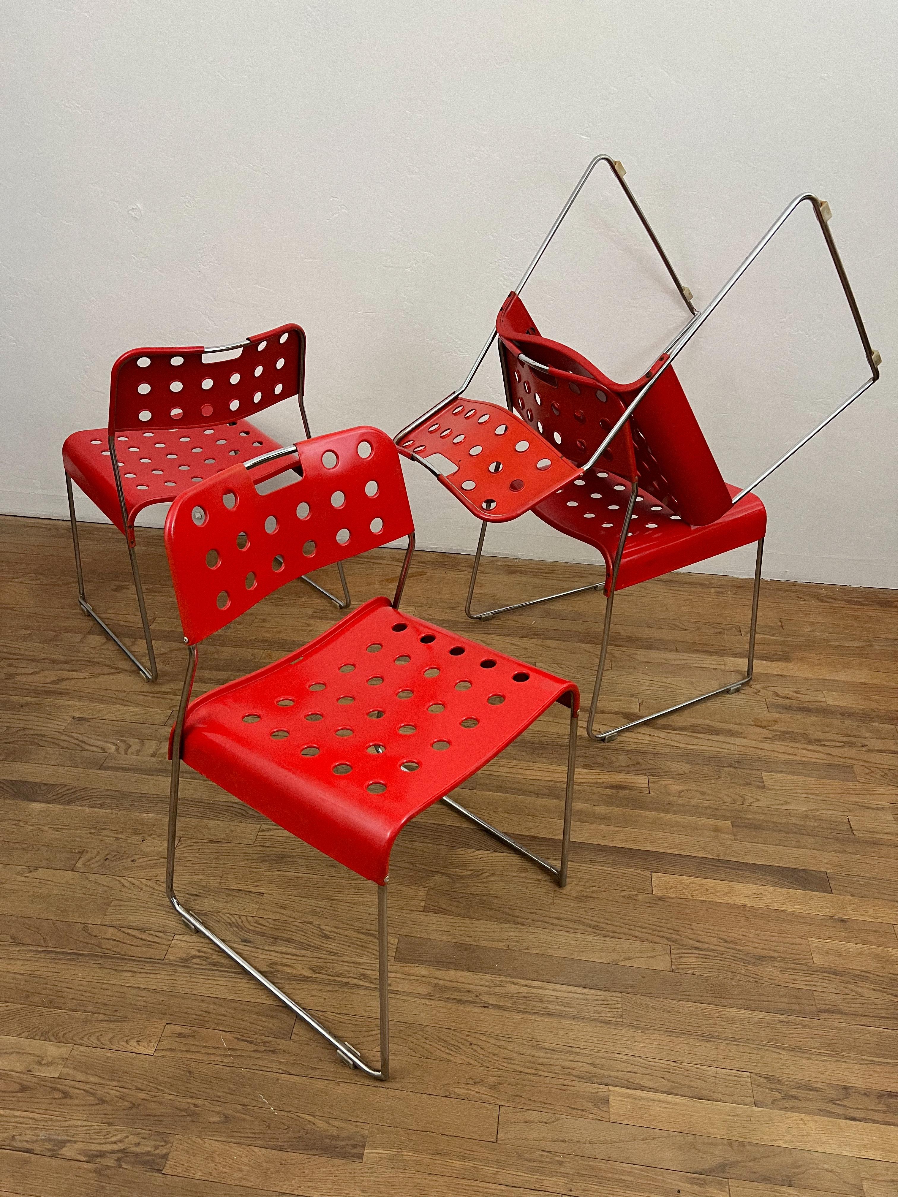 Satz von 4 italienischen Omstak-Stühlen im Vintage-Stil von Rodney Kinsman für Bieffeplast (Italienisch) im Angebot