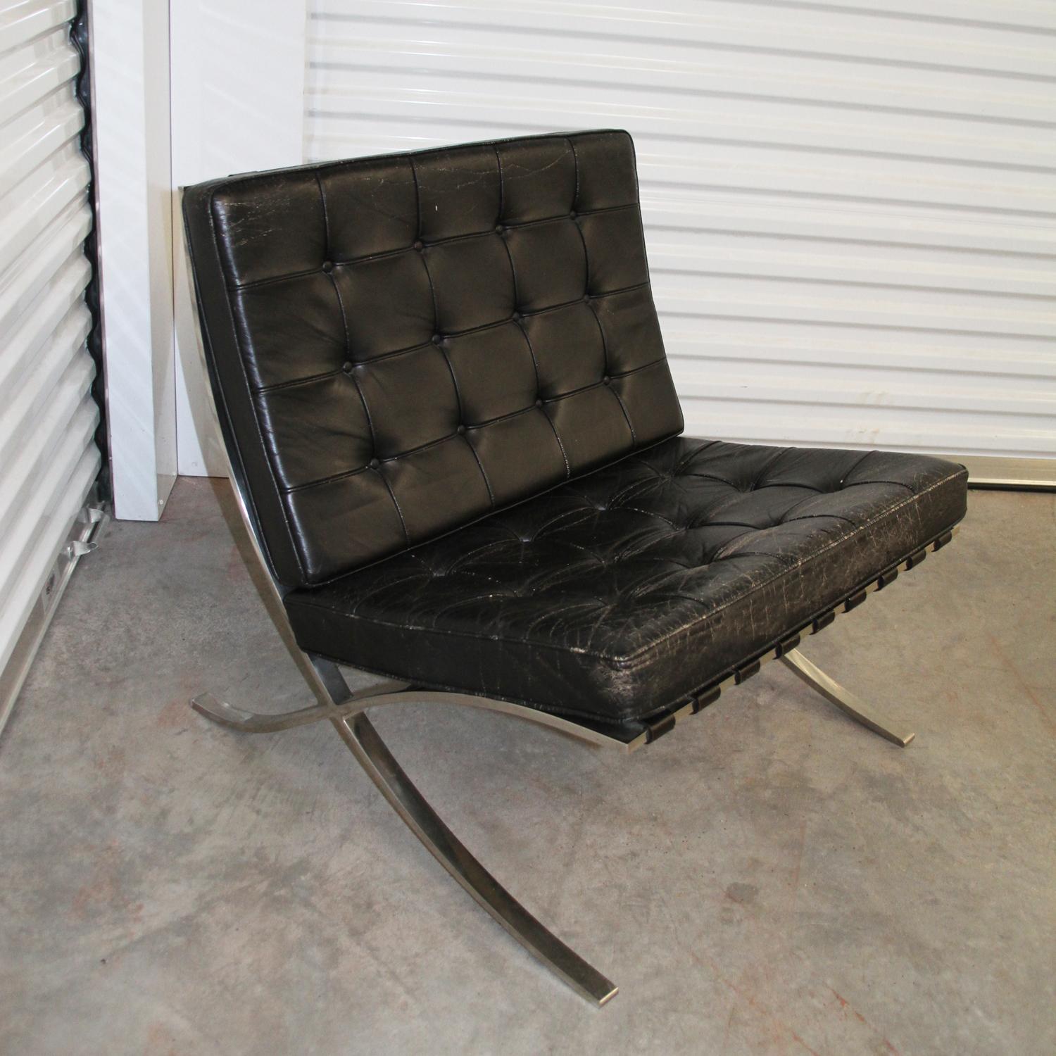 Satz von 4 Knoll Mies Van der Rhoe Barcelona Stühlen.
 

Der ikonische Barcelona-Sessel von Ludwig Mies van der Rohe für Knoll International. Verchromtes Stahlgestell und Originalpolster aus schwarzem Leder. Unterzeichnet mit dem Label des