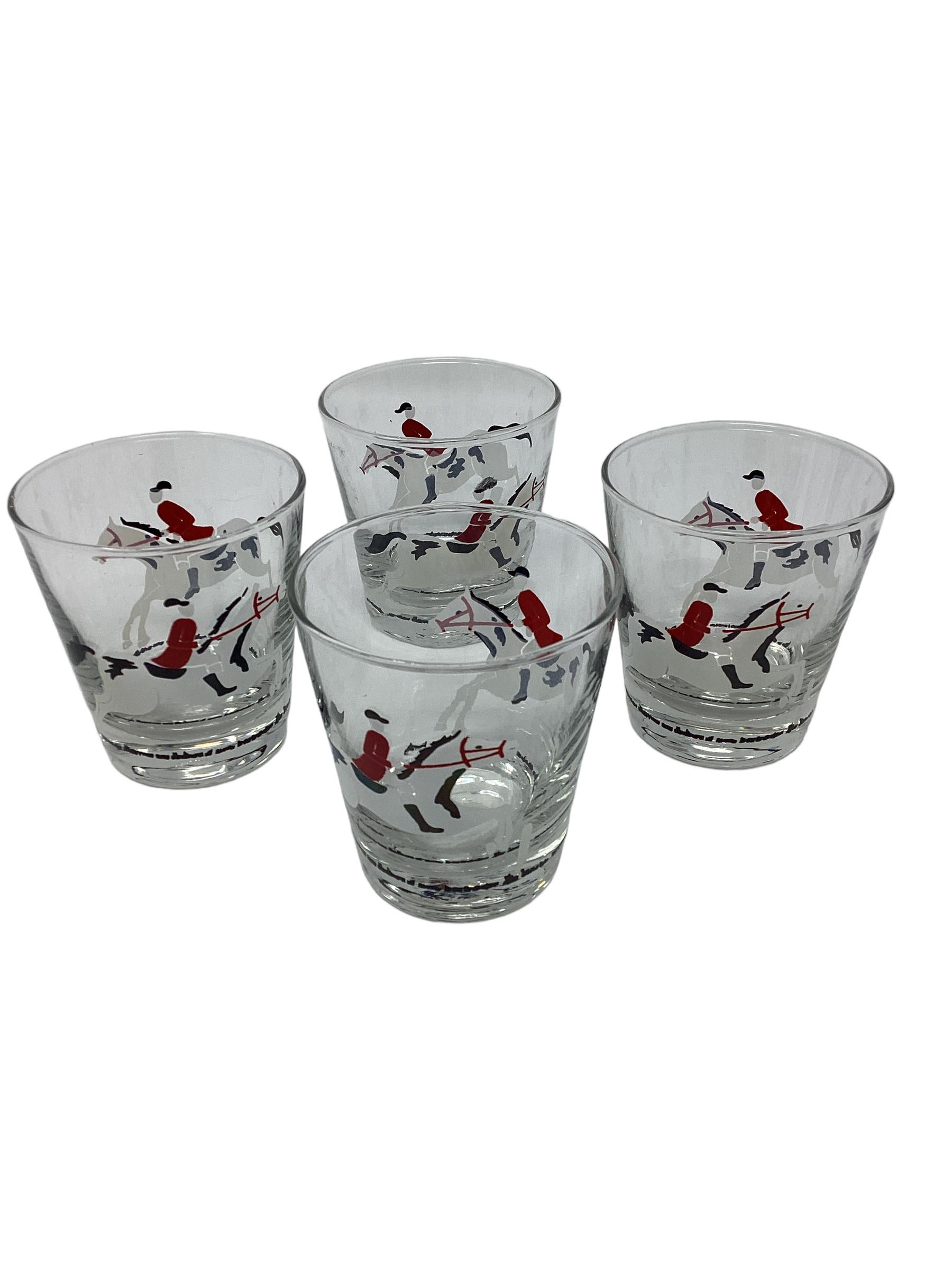 Satz von 4 Vintage Libbey Equestrian Old Fashioned Gläsern. Jedes Glas ist mit zwei rot-weiß gekleideten Reitern in der Mitte des Sprungs verziert. Es sind zwei Vierer-Sets erhältlich.