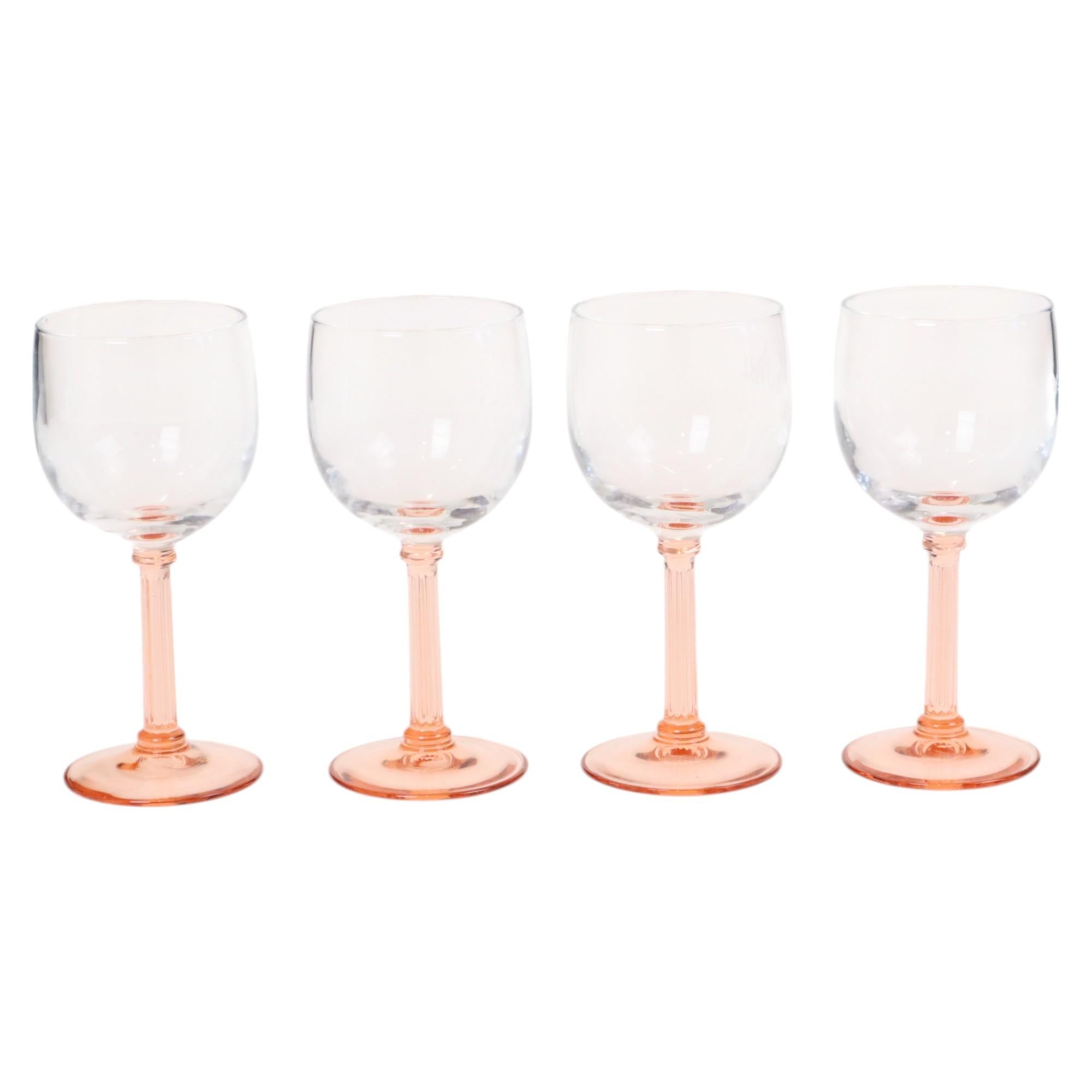 Juego vintage de 4 copas de vino Luminarc, copas grandes con pie rosa, tienen una capacidad de algo más de 160 ml, marcadas en la parte inferior Luminarc France, años 70, Francia.

Estas copas vintage tienen un pie estriado muy decorativo y clásico