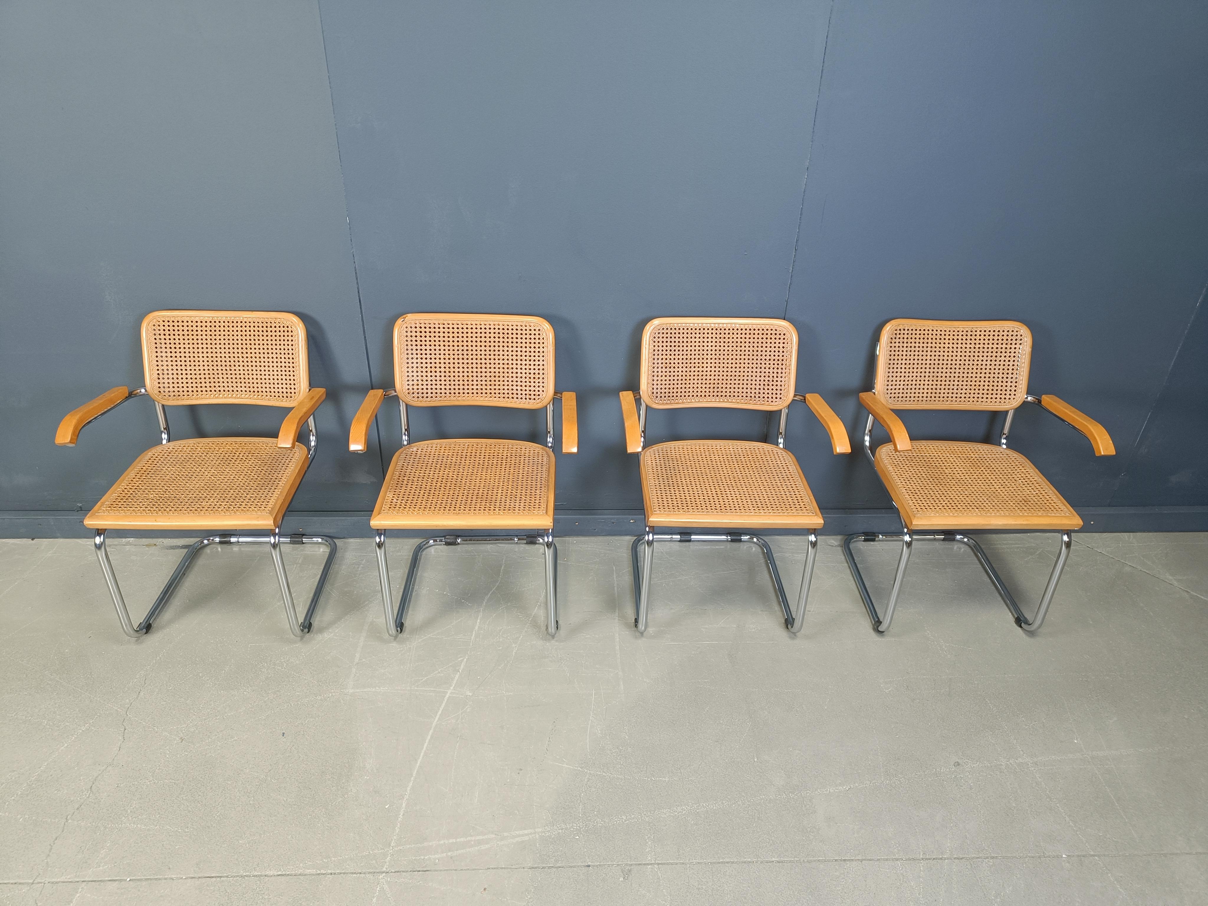 
Schöne Sessel im Bauhaus-Stil 'cesca', Originalentwurf von Marcel Breuer.

Zeitloses Freischwingerdesign mit Sitz- und Rückenlehnen aus Buchenholz und geflochtenem Rattan sowie verchromten Stahlrohrrahmen.

Hervorragend geeignet als Esszimmer- oder