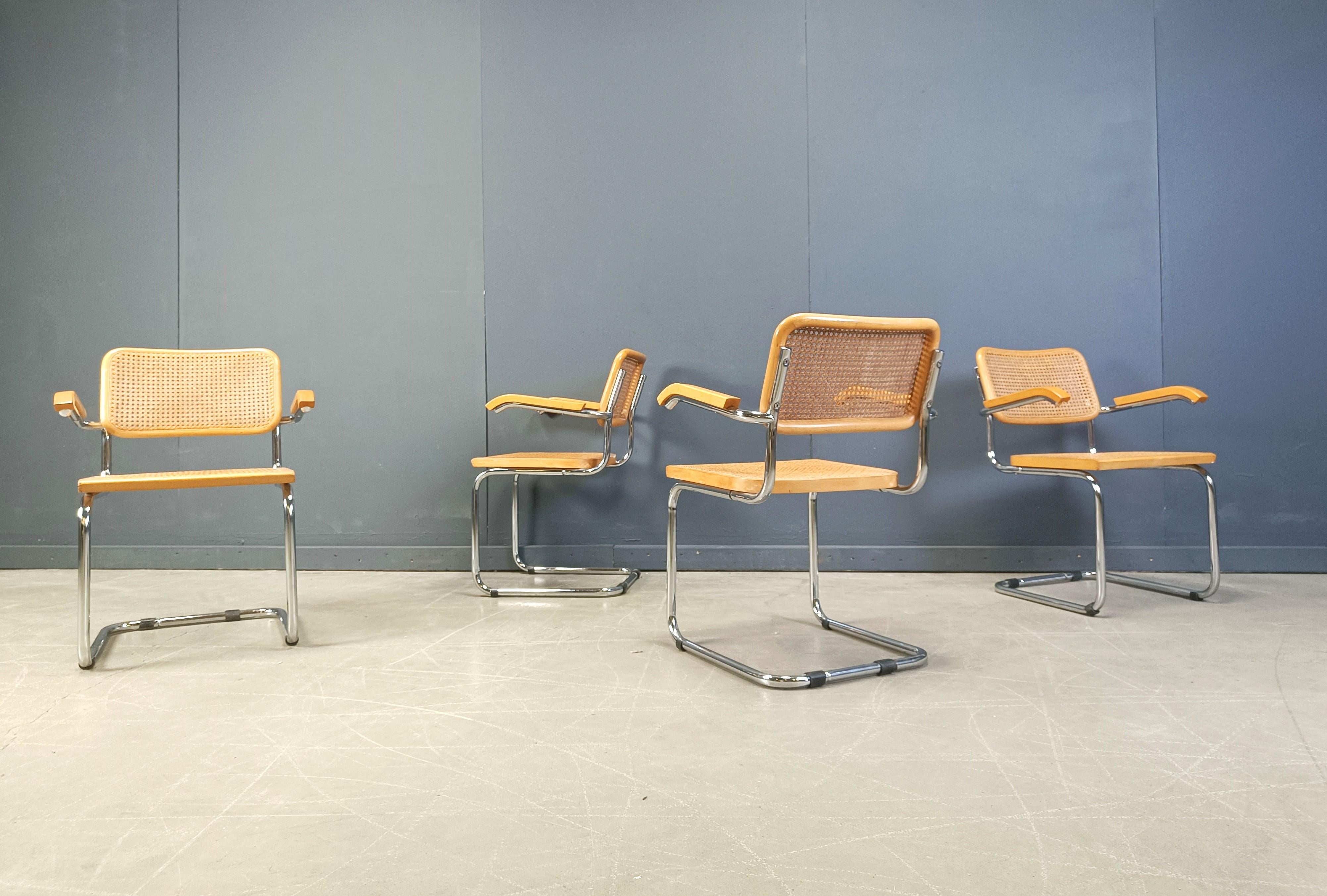 Satz von 4 Sesseln im Stil von Marcel Breuer, hergestellt in Italien, 1970er Jahre (Gehstock) im Angebot