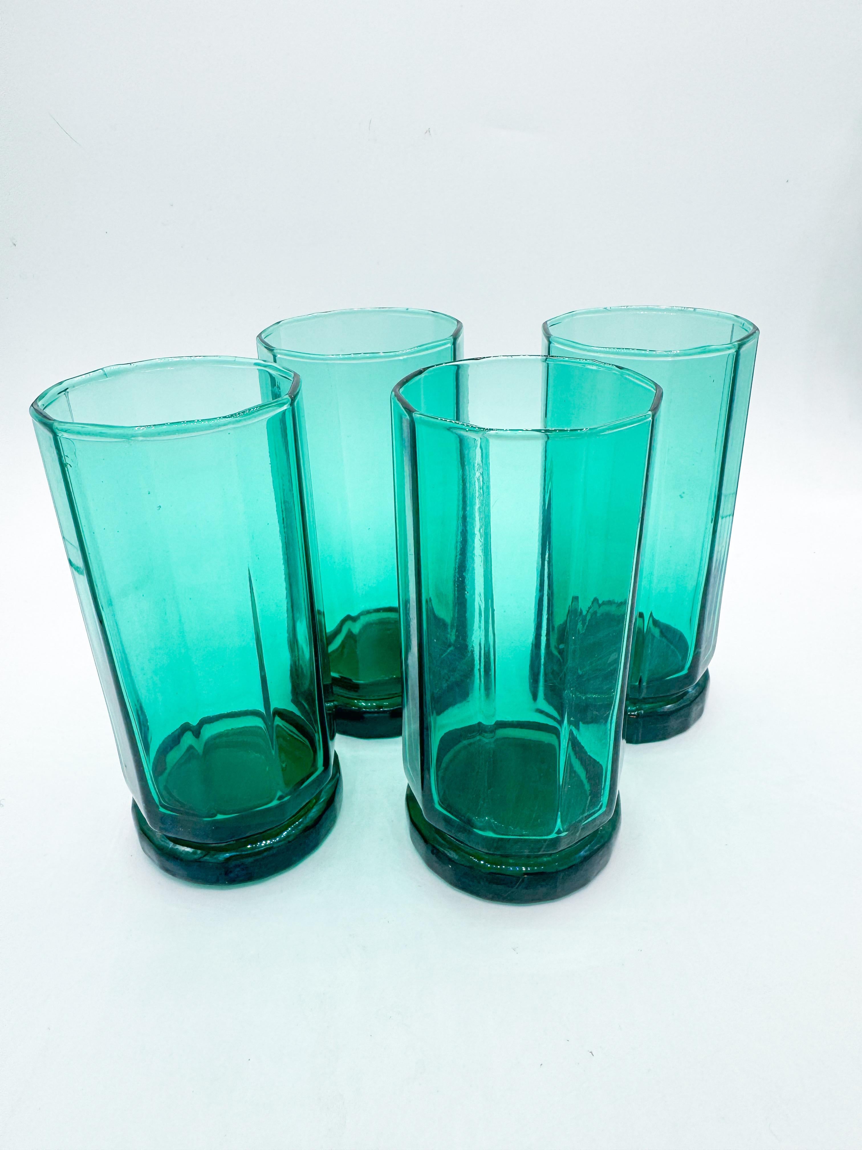 Setzen Sie einen lebendigen Mid-Century-Akzent in Ihrem Zuhause mit diesem Set aus vier Vintage-Glasbechern von Anchor Hocking in dem auffälligen Essex Calypso Green. Diese für ihren leuchtenden, juwelenartigen Ton bekannte Farbe ist bei Sammlern